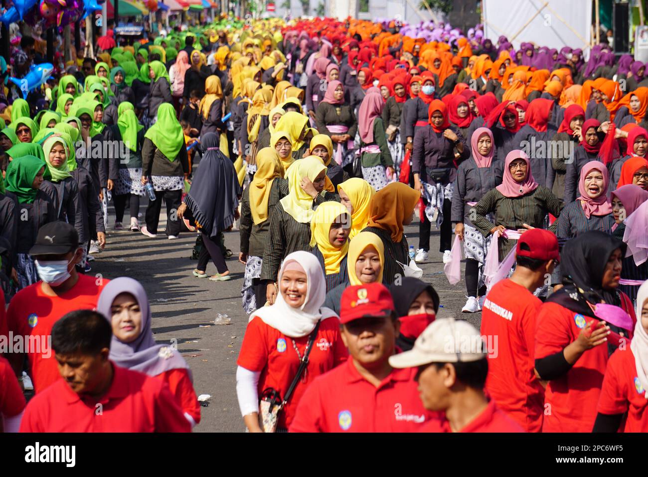 Die Indonesier machen einen traditionellen Flash-Mob-Tanz, um den nationalen Schultag zu feiern Stockfoto