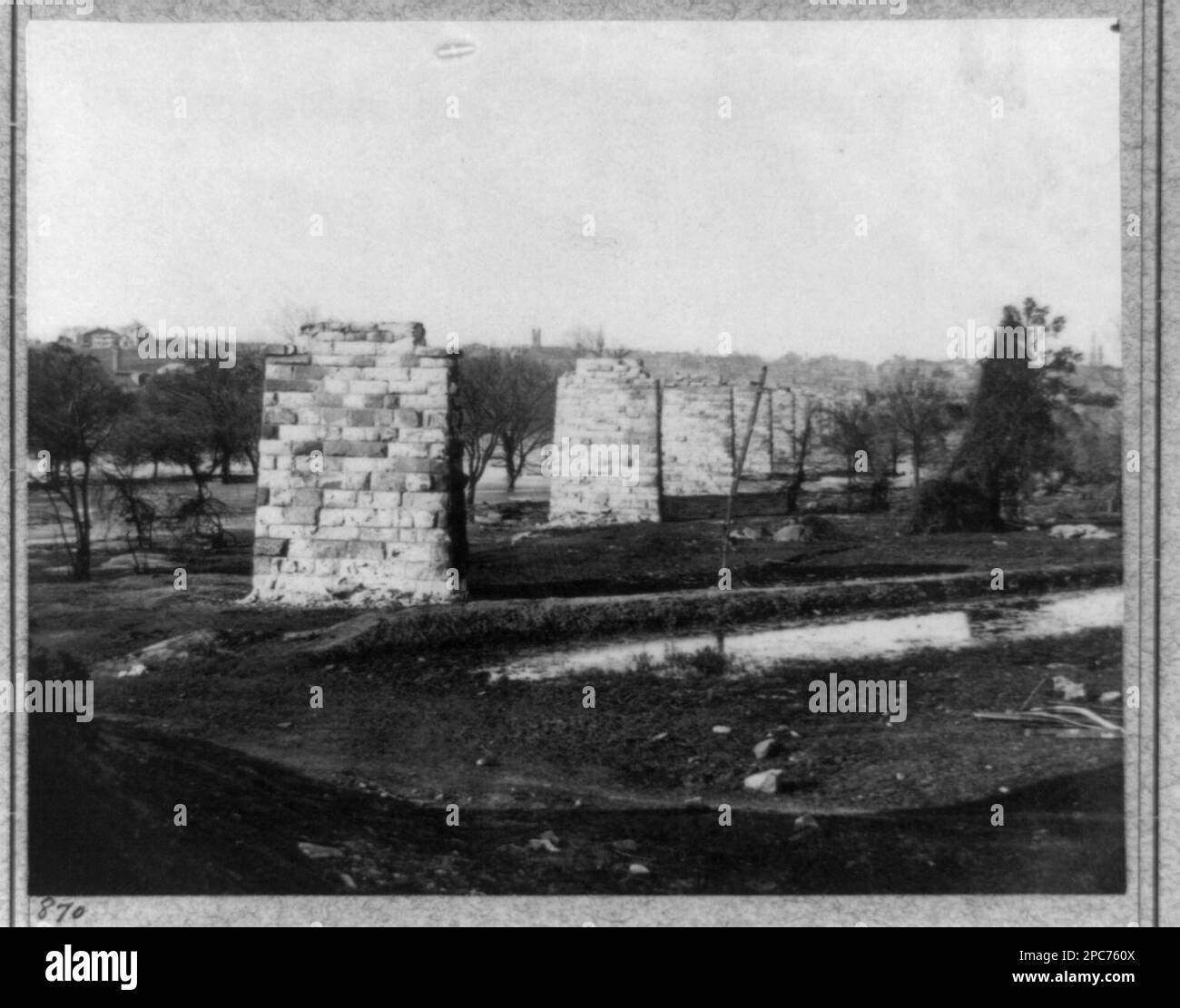 Blick auf die Ruinen von Richmond und Petersburg R. Brücke, James River, Richmond, Virginia. Brady-Handy Collection, Nr. 870. Eisenbahnbrücken, Virginia, Richmond, 1860-1870, Kriegsschaden, Virginia, Richmond, 1860-1870, Usa, Geschichte, Bürgerkrieg, 1861-1865, Zerstörung und Plünderung. Stockfoto