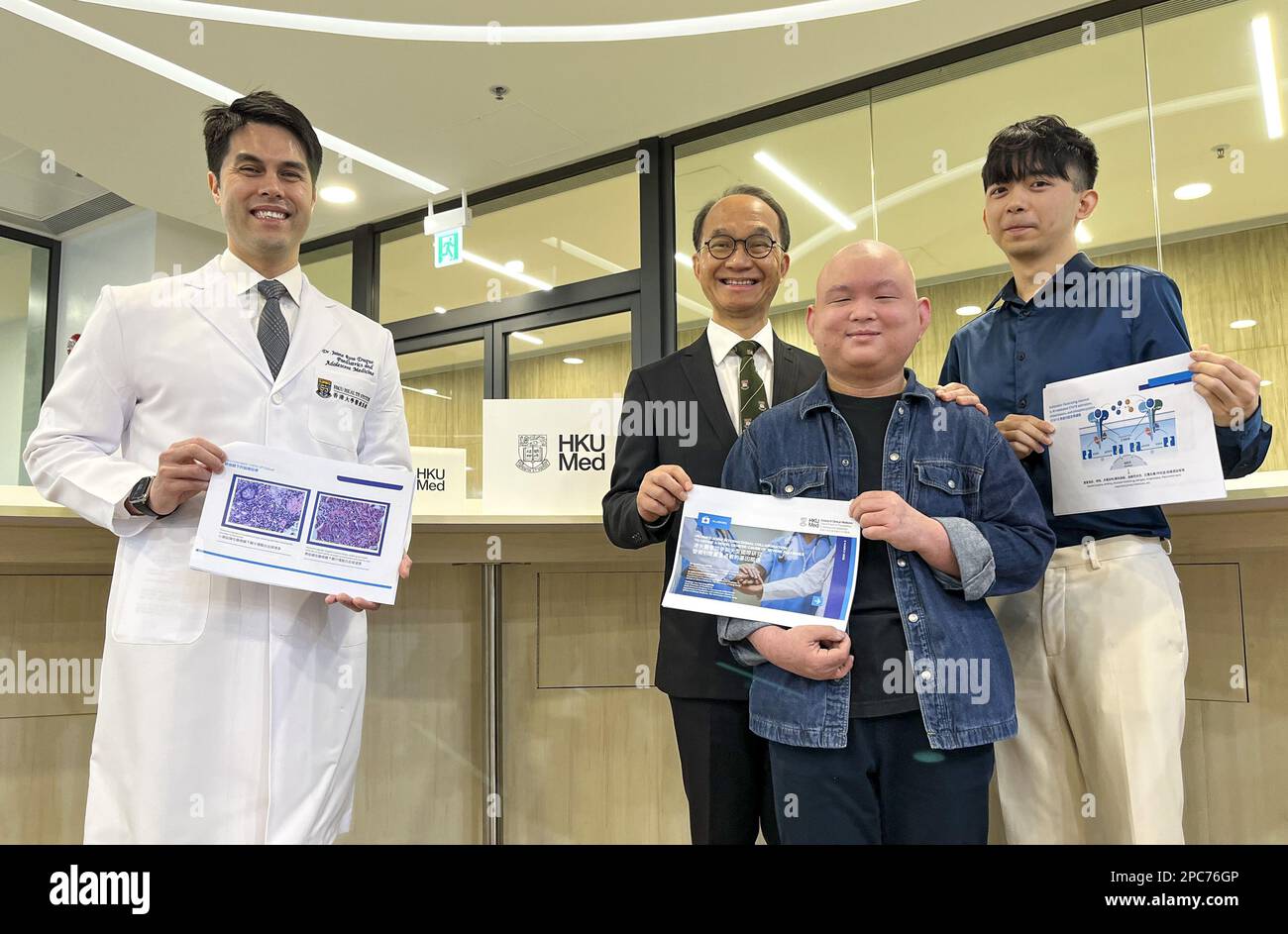 Dr. Jaime Sou Rosa Duque, Professor für Kinderheilkunde an der Universität Hong Kong (HKU), Dr. Jaime Sou Rosa Duque, Professor für Kinderheilkunde an der HKU Lau Yu Lung, Jesse Liao Jiezu, Co-First-Autor und Forschungsstudentin an der medizinischen Fakultät der HKU Daniel Leung. Forscher der Universität Hongkong (HKU), zusammen mit 90 Ermittlern aus 11 Ländern, haben herausgefunden, dass die STAT6 Gain-of-Function-Krankheit schwere allergische Symptome wie Ekzeme auslösen könnte. 06MAR23 SCMP/Sammy Heung Stockfoto