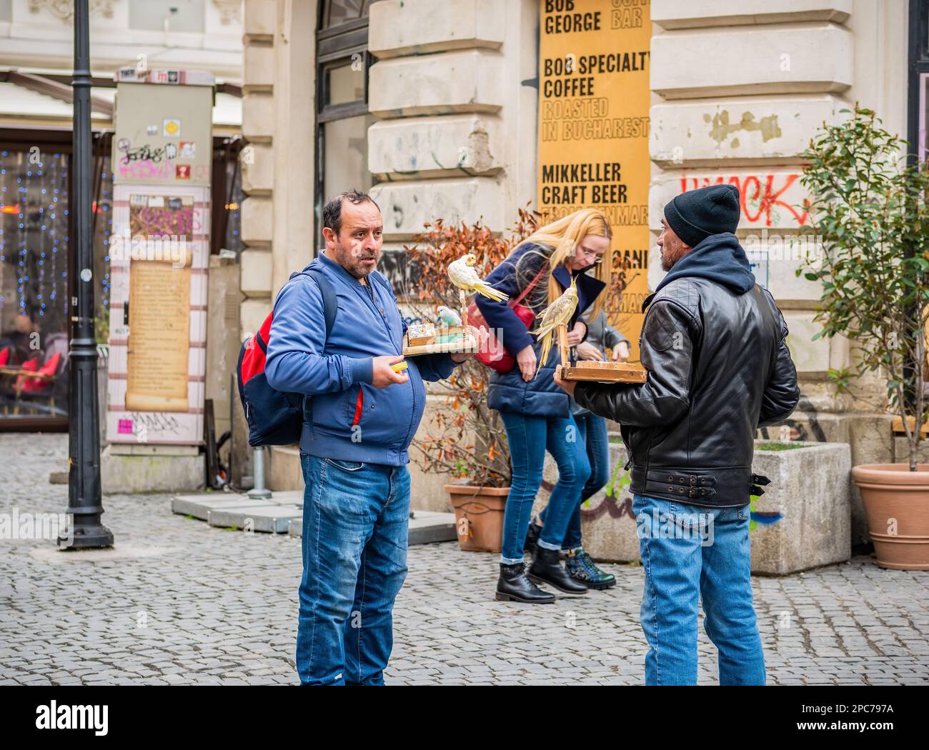 Bukarest, Rumänien - 2023. März: Geschäftiger Wochenendtag mit vielen Menschen auf den Straßen der Altstadt von Bukarest. Stockfoto