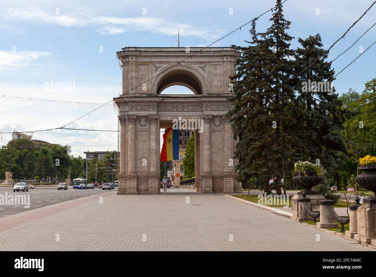 Chisinau, Moldawien - Juni 26 2018: Der Triumphbogen ist ein Denkmal im Zentrum von Chişinău neben der Geburtskirche auf der Piața Marii Adunǎri Stockfoto