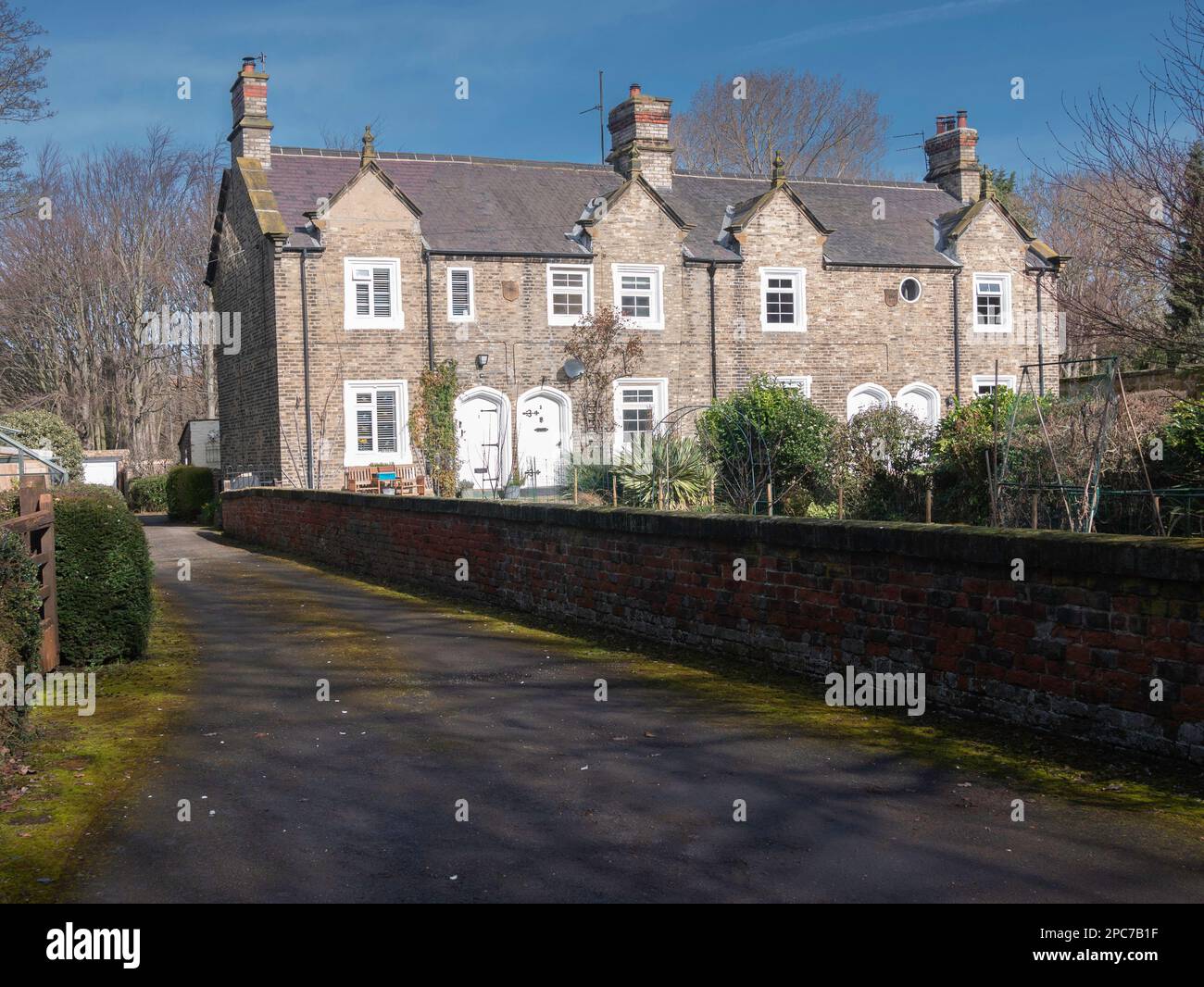 Vier Eisenbahn-Cottages, entworfen von John Middleton erbaut 1847 am Bahnhof Redcar und zog nach Kirkleatham im Jahre 1861 Stockfoto