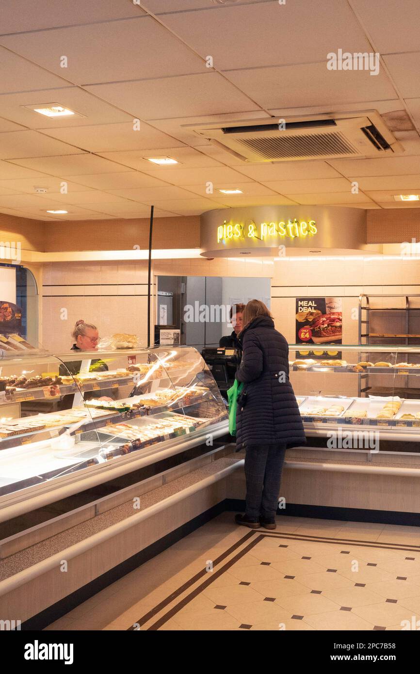 Frau OAP, die frisches Brot in einer Cooplands Bäckerei in Middlesbrough einkauft Stockfoto