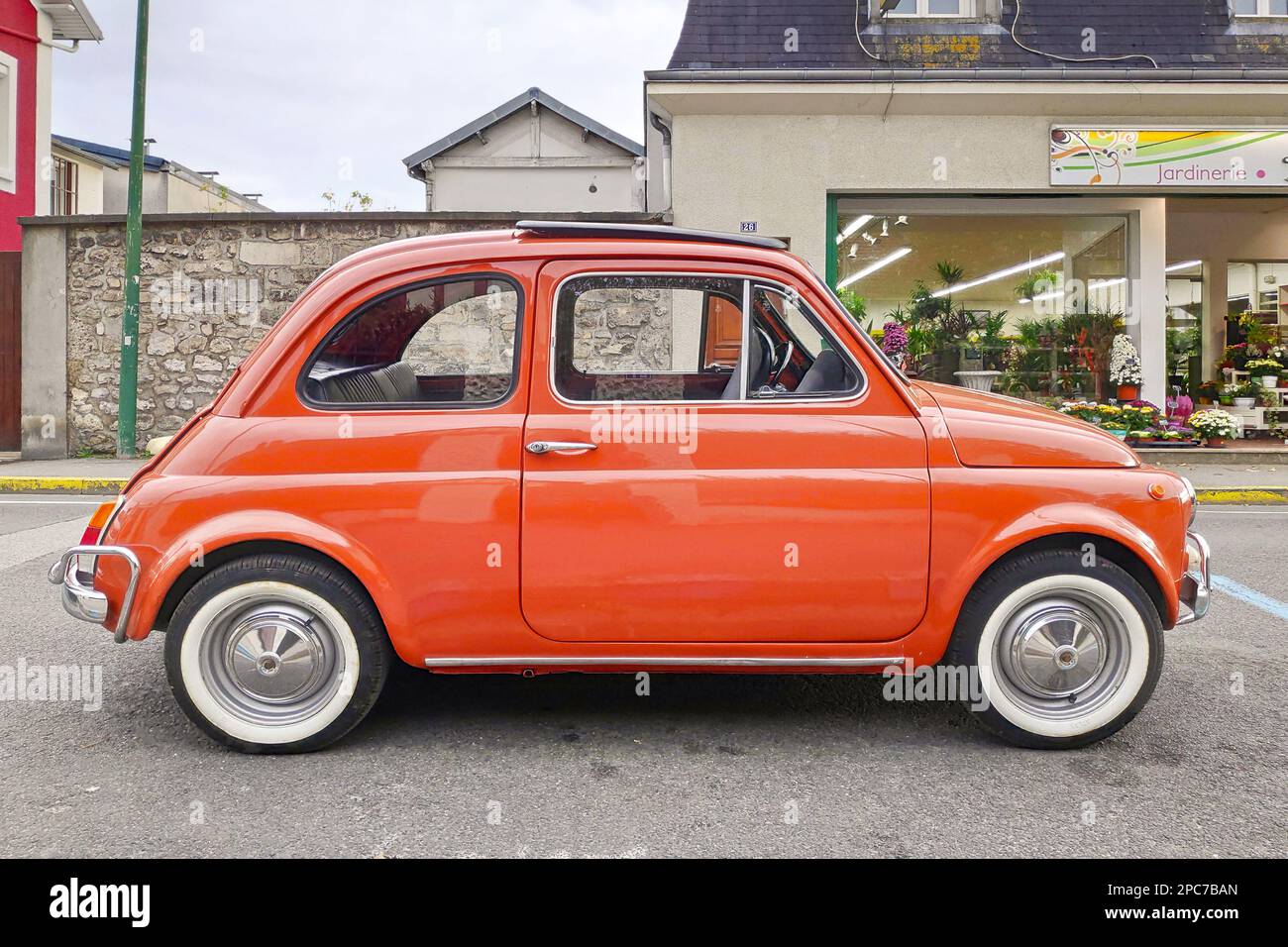 Lamorlaye, Frankreich - Oktober 24 2019: Der Fiat 500 (Italienisch: Cinquecento) ist ein Kleinstadtwagen mit Viersitzer-Heckmotor, der hergestellt und vermarktet wurde Stockfoto