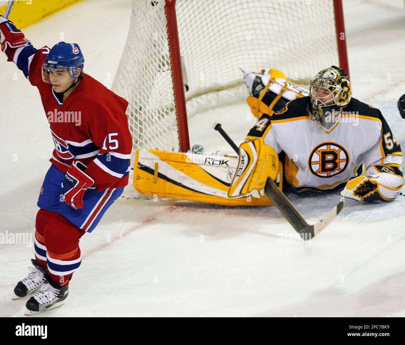 Montreal Canadiens' Sergei Samsonov, left, scores the third goal on Boston Bruins goaltender Hannu Toivonen during third period NHL hockey action in Montreal Tuesday, Dec. 12, 2006. The Canadiens won the game 4-3. (AP PHOTO/CP, Ryan Remiorz) Stockfoto