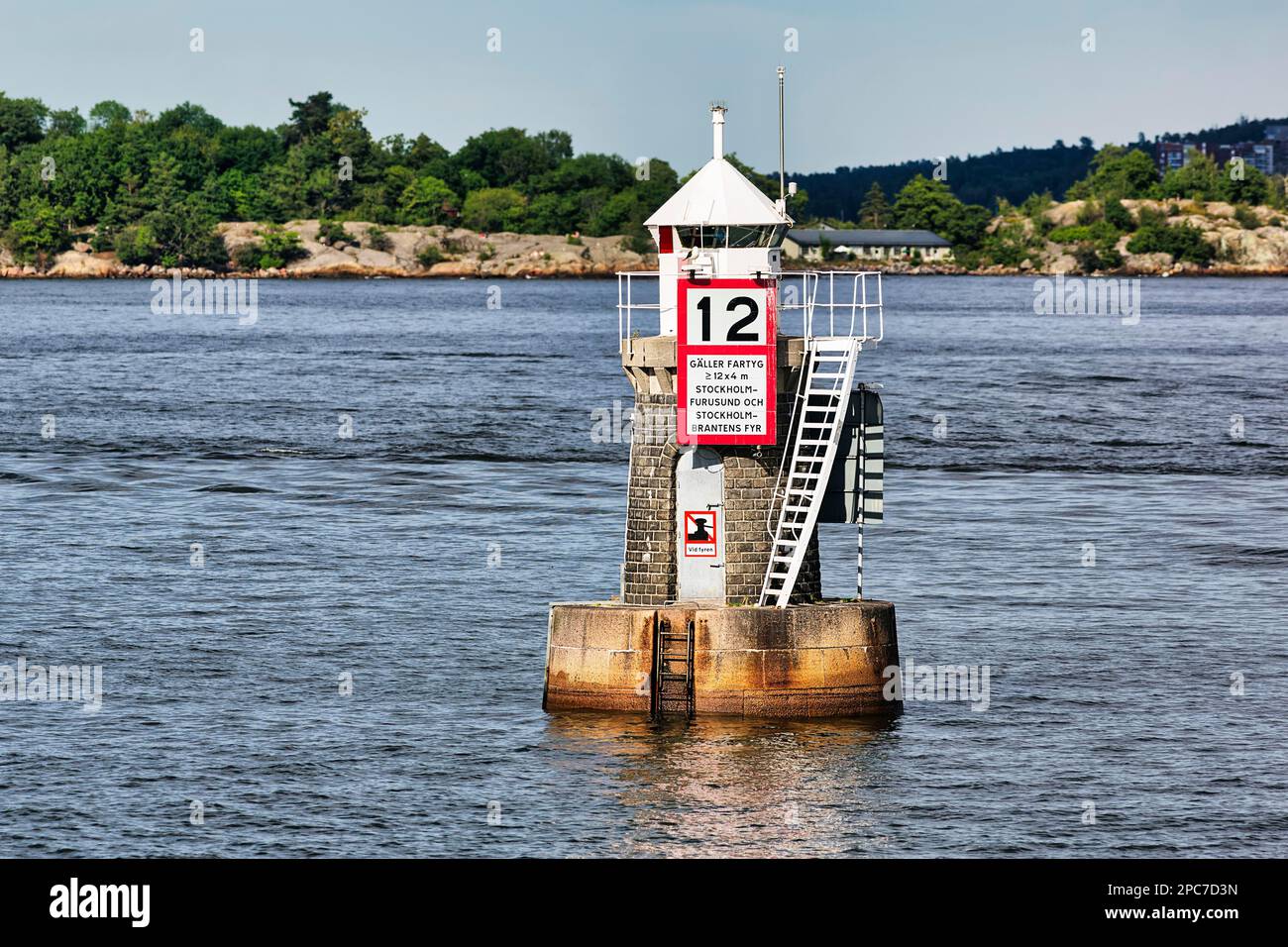 Kleiner runder Leuchtturm Blockhusudden in Naturstein, Stockholm, Schweden, Europa Stockfoto