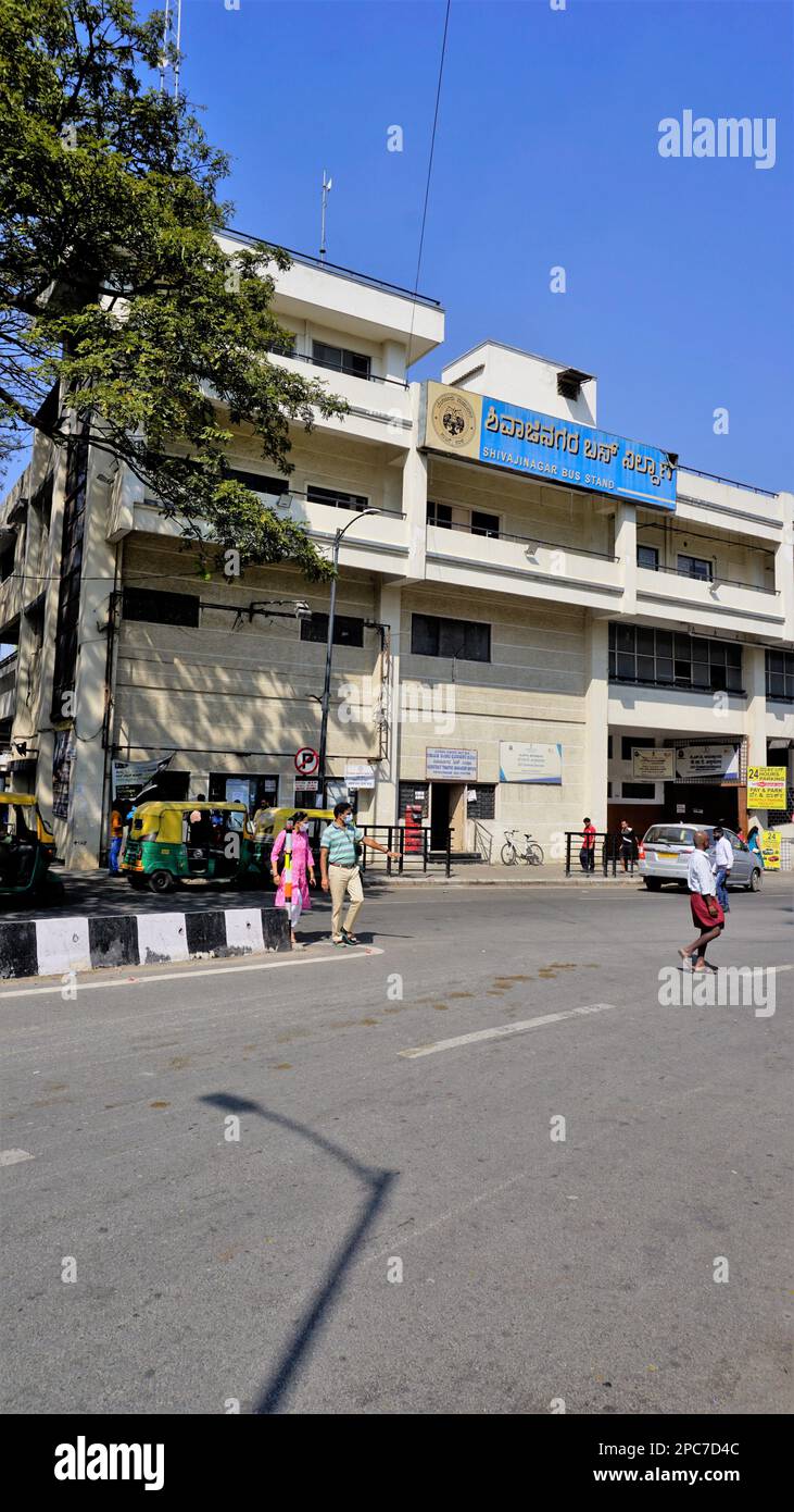 'Bangalore, Karnataka, Indien-Januar 01 2023: Mehrstöckiges Shivajinagar Busstand Gebäude zusammen mit commissioner of Central GST, Assistant Traffic Offi Stockfoto