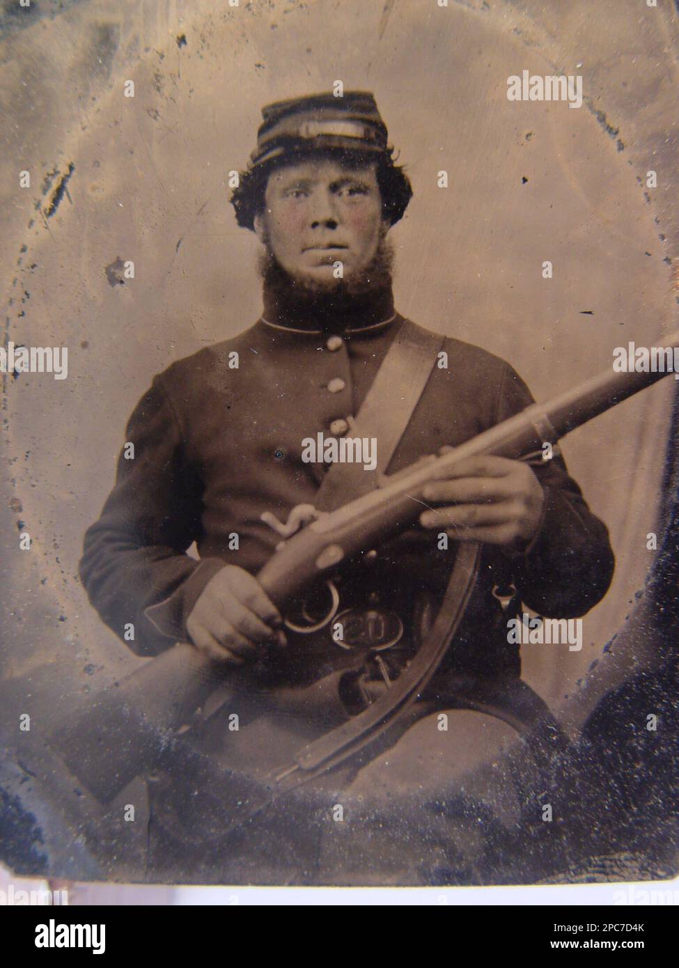 Unidentifizierter Soldat in Uniform mit Musketen. Usa, Armee, Volk, 1860-1870, Soldaten, Union, 1860-1870, Militäruniformen, Union, 1860-1870, USA, Geschichte, Bürgerkrieg, 1861-1865, Militärpersonal, Gewerkschaft. Stockfoto