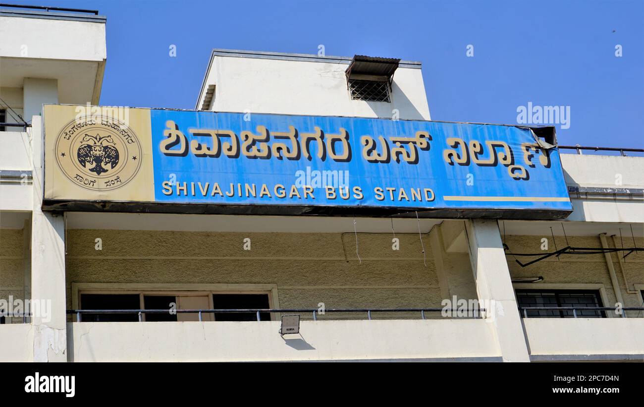 'Bangalore, Karnataka, Indien-Januar 01 2023: Mehrstöckiges Shivajinagar Busstand Gebäude zusammen mit commissioner of Central GST, Assistant Traffic Offi Stockfoto