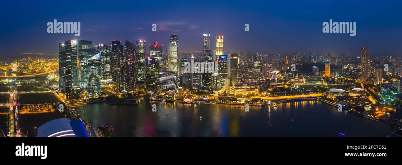 Skyline von Singapur und Marina Bay in der Abenddämmerung, Singapur Stockfoto