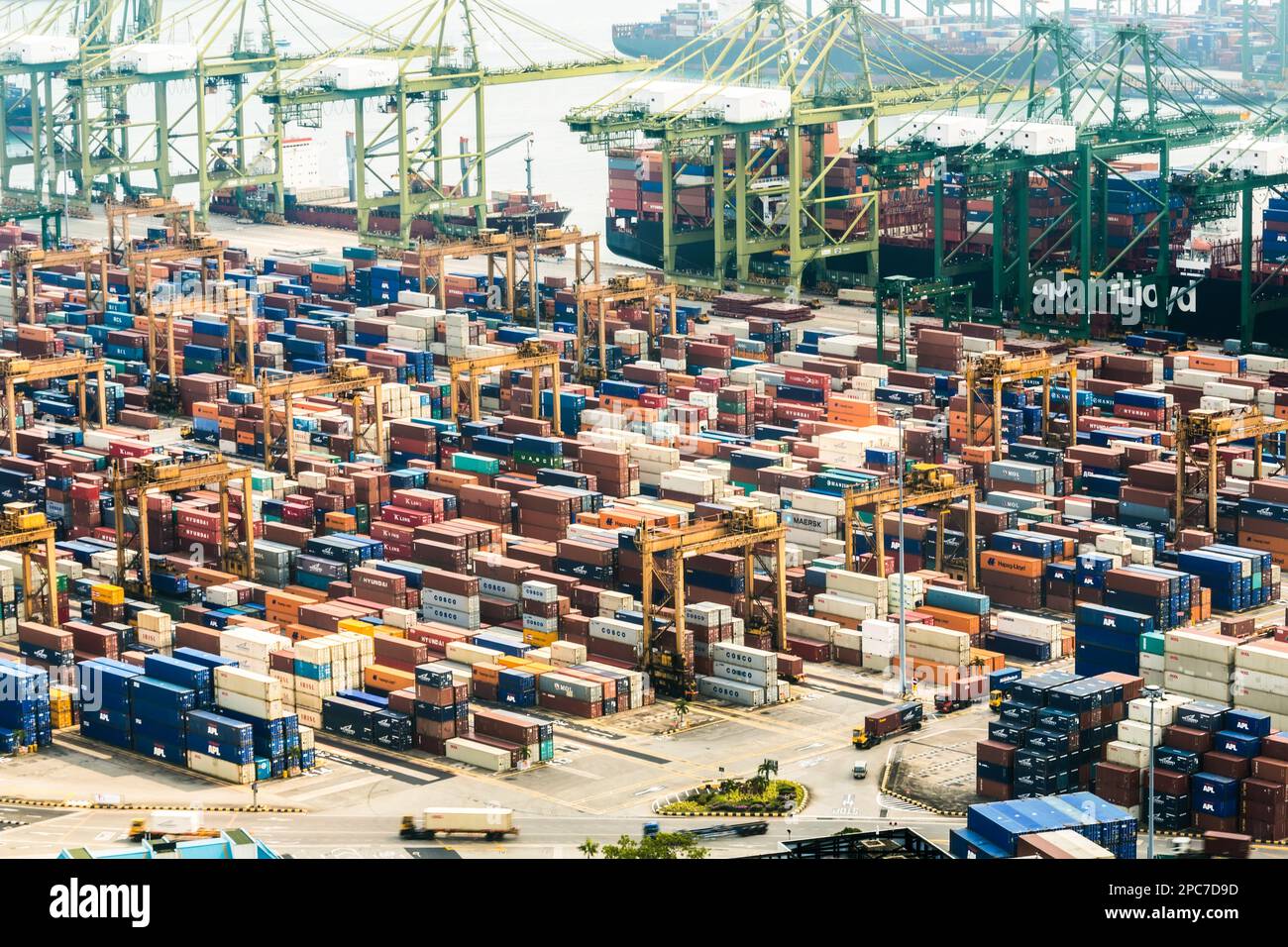 Geschäftiger Containerhafen, Singapur Stockfoto