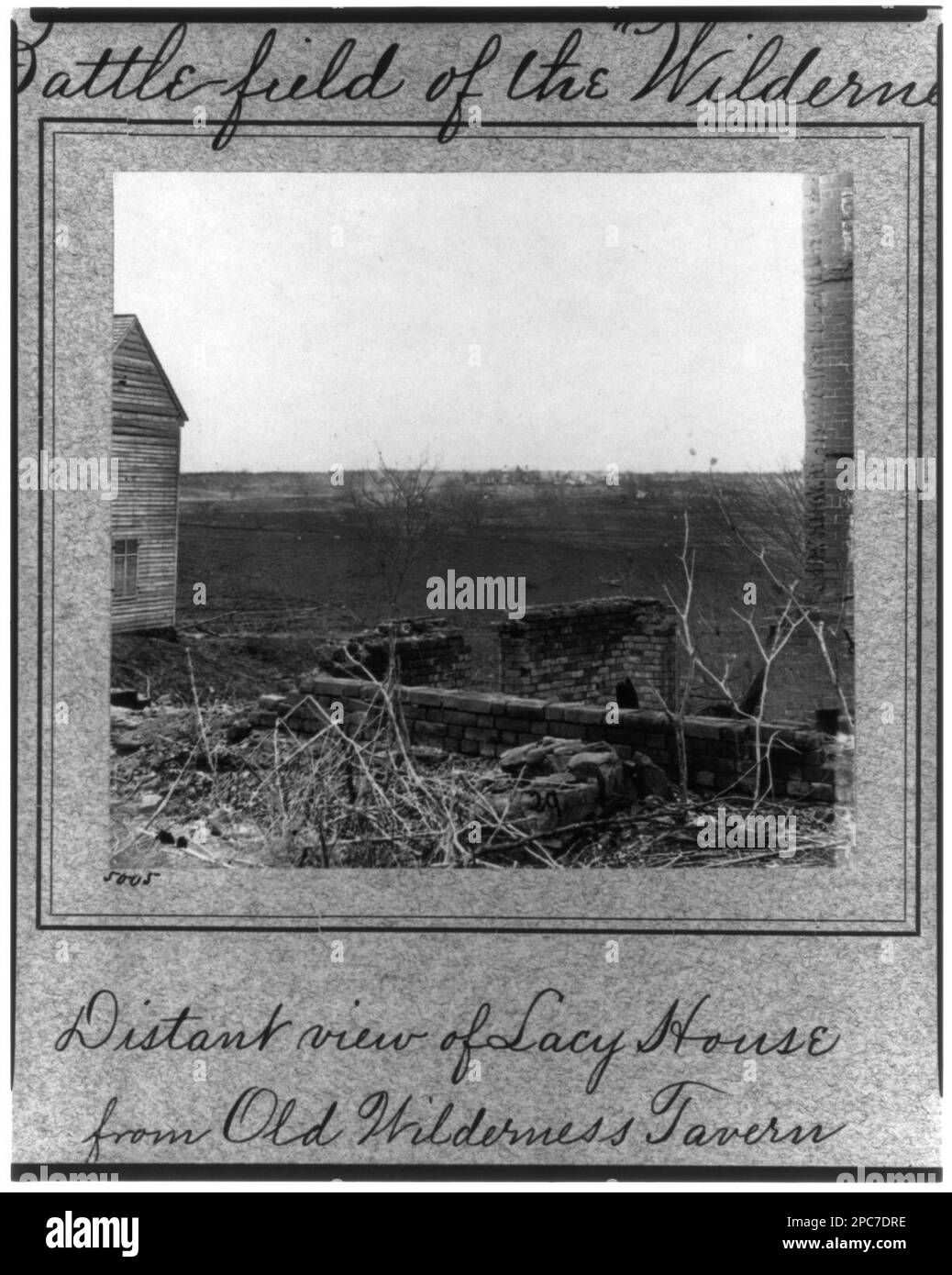 Blick auf das Lacy House von der Old Wilderness Tavern. Nr. 5005, Titel von Artikel, montiert mit 1 anderem Foto mit allgemeiner Überschrift: Schlachtfeld der „Wildnis“, Geschenk; Oberst Godwin Ordway; 1948. Vereinigte Staaten, Geschichte, Bürgerkrieg, 1861-1865, Vereinigte Staaten, Virginia. Stockfoto