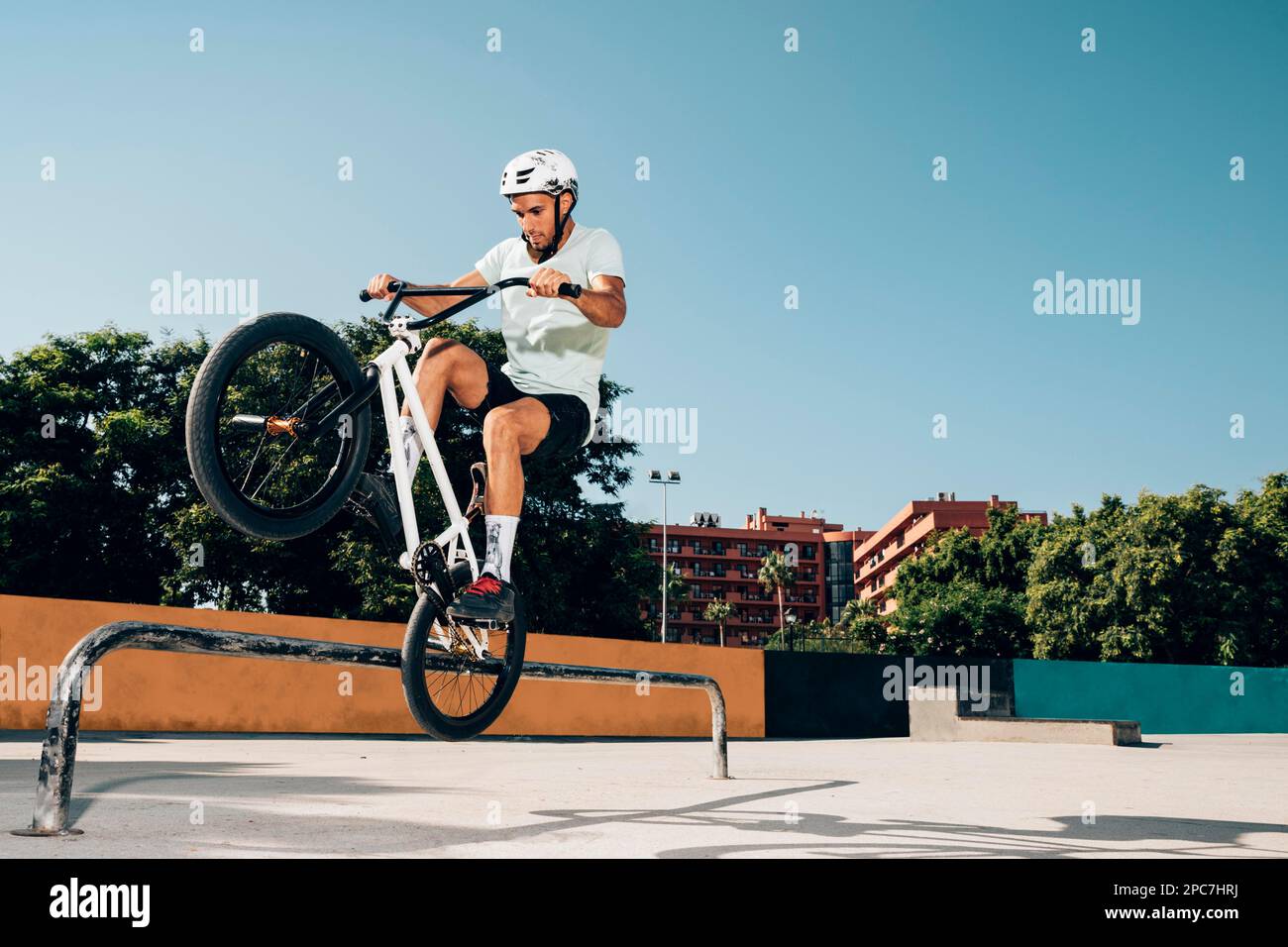 Teenage bmx Fahrer führt Tricks Skatepark Stockfoto