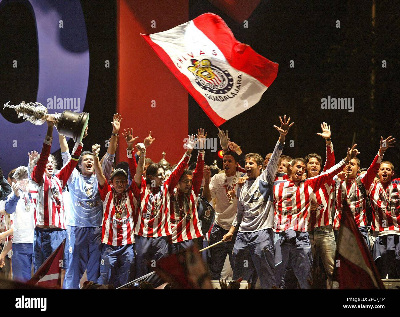Chivas team members celebrate after winning the Mexico Soccer League Final match against Toluca Sunday, Dec. 10, 2006, at the La Minerva in Guadalajara City, Mexico. (AP Photo/Guillermo Arias) Stockfoto