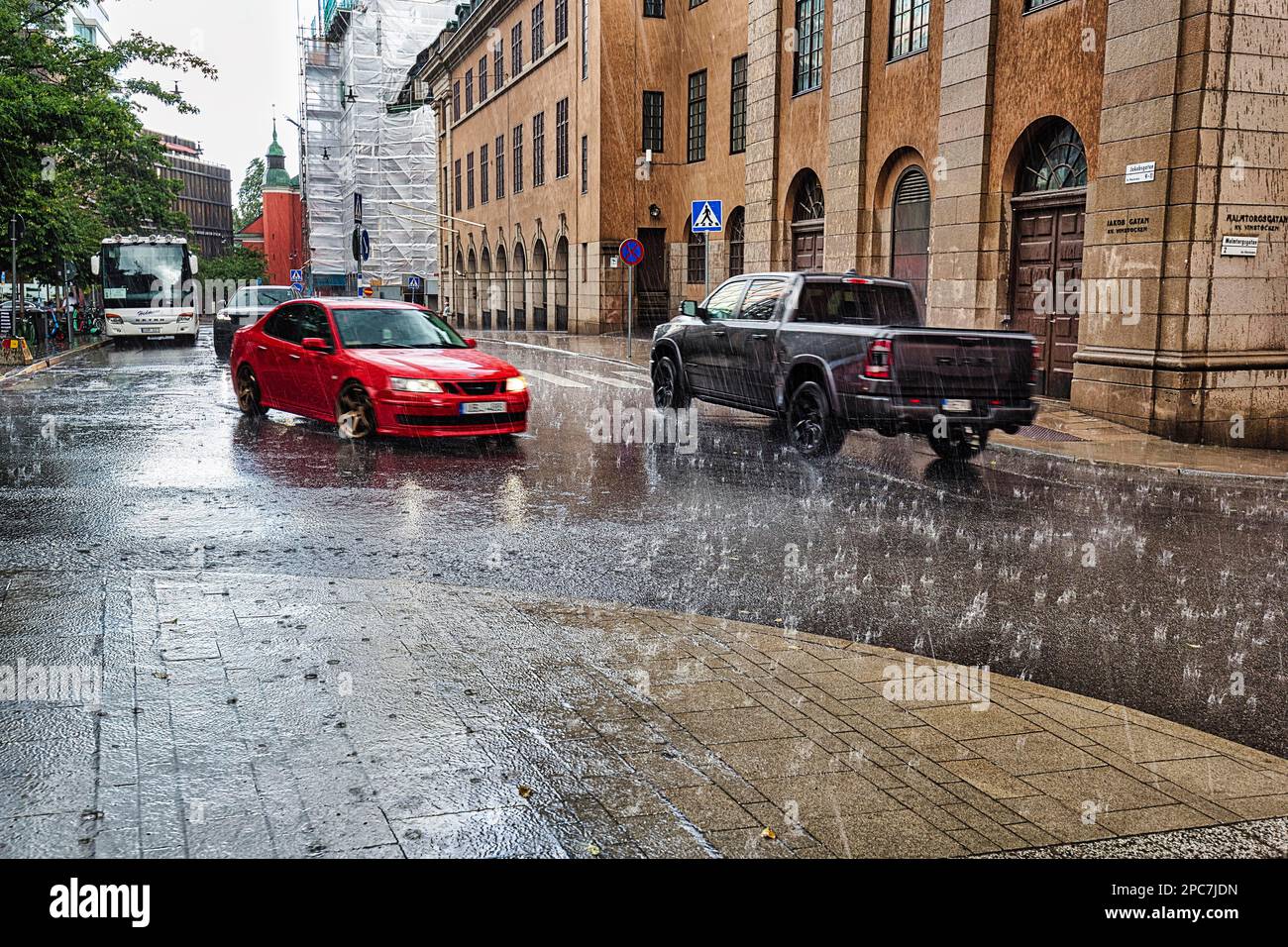 Autos, die im Stadtzentrum fahren, Regen, Bewegungsunschärfe, Stockholm, Schweden, Europa Stockfoto