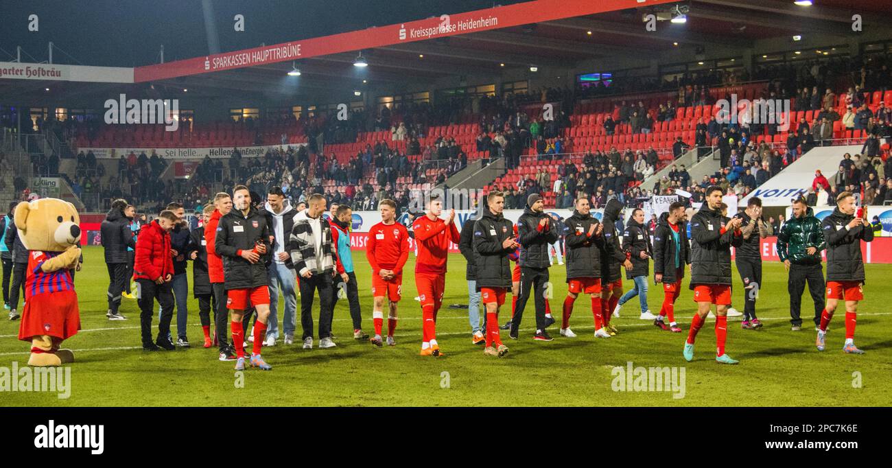 Das 1.FC Heidenheim Team dankt den Fans Stockfoto