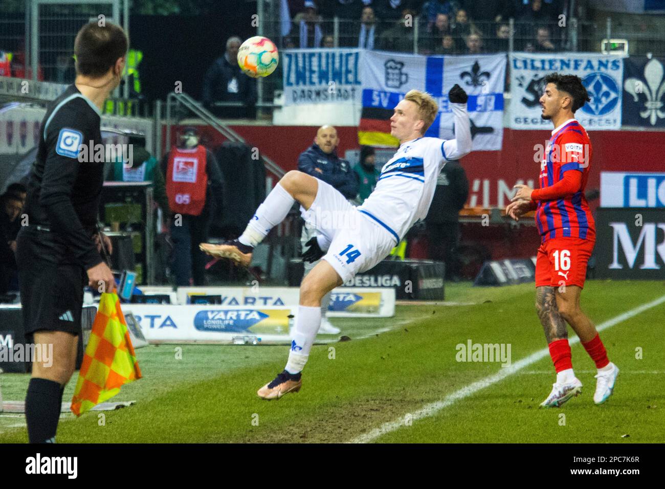 Kevin SESSA (1.FC Heidenheim) (rechts) in einem Duell mit Magnus WARMING (SV Darmstadt 98) Stockfoto