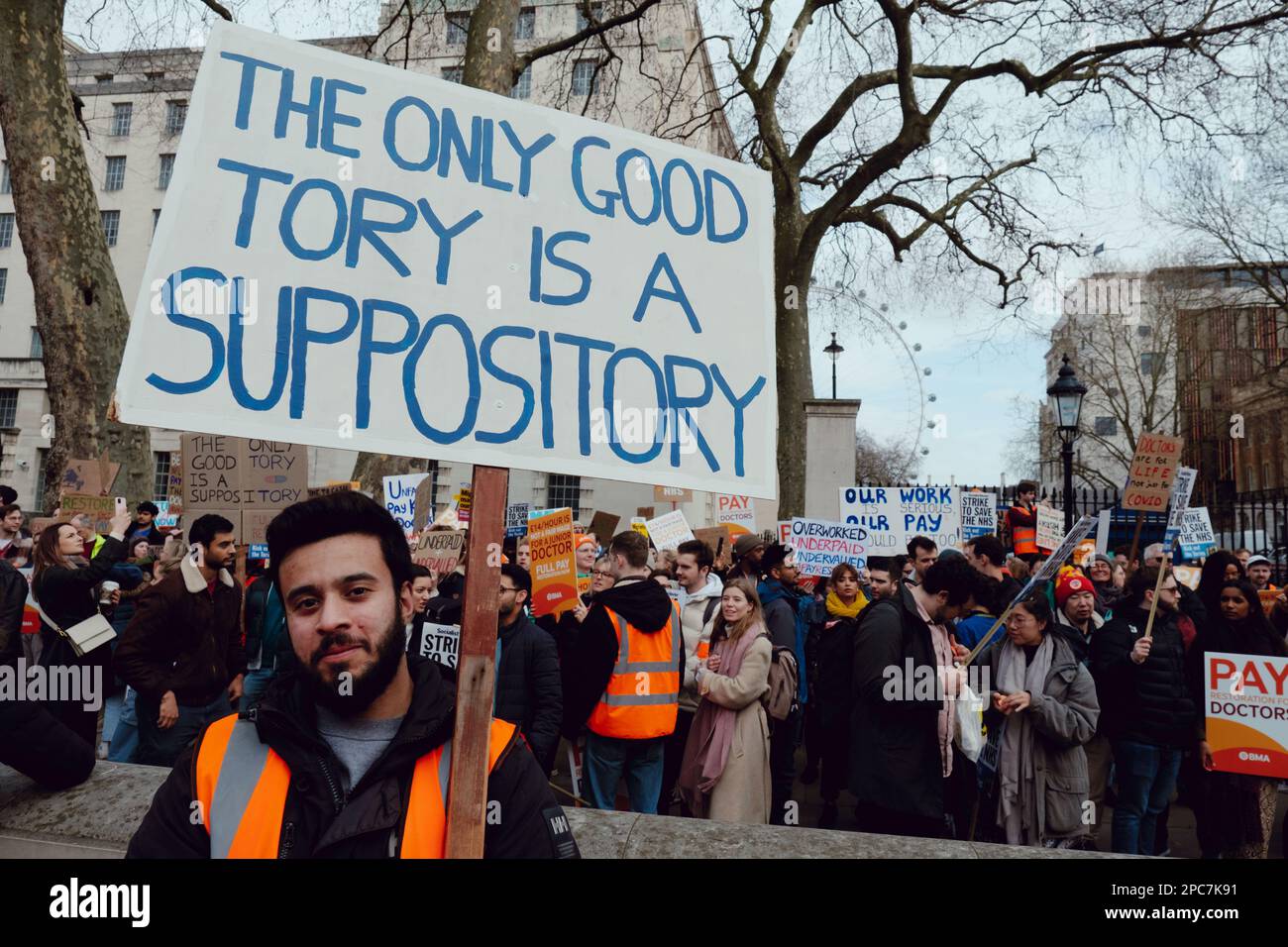 London, Großbritannien. 13. MÄRZ 2023. NHS Juniorärzte streiken Protest in Downing Street, London, UK Kredit: João Daniel Pereira/Alamy Live News Stockfoto