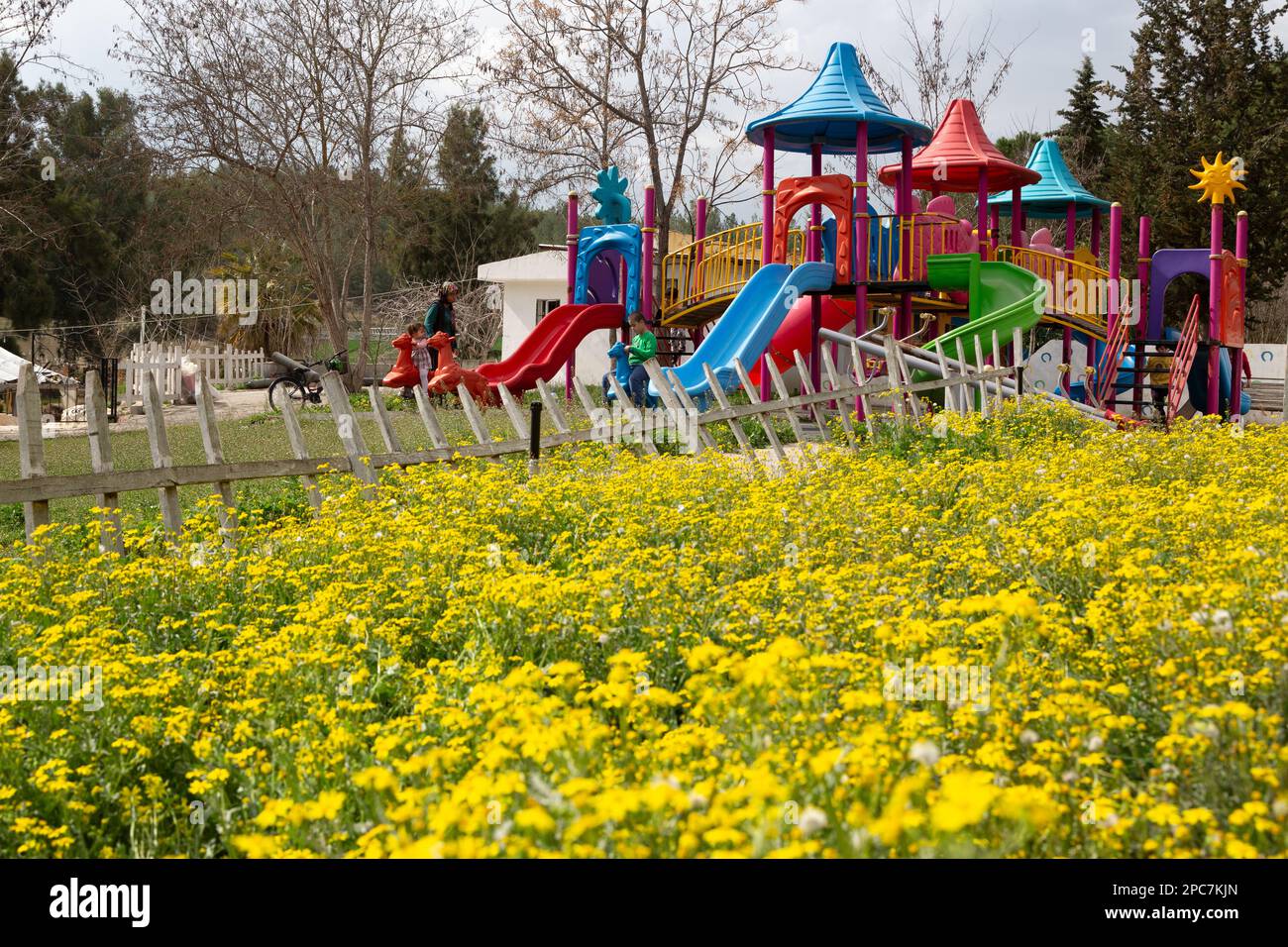 Plastikspielplatz mit Spielstationen in regenerierter Natur. Mit der Ankunft des Frühlings wurden Natur- und Kinderparks zum lebhaften Konzept. Stockfoto