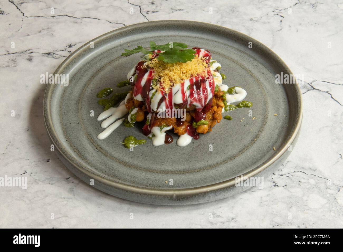 Indisches Essen (Küche) Aloo Tikka Chat Stockfoto