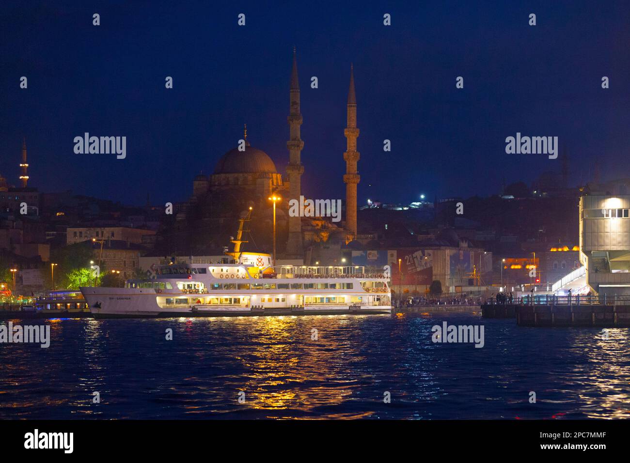 Istanbul, Türkei - Mai 11 2019: Die Neue Moschee (Türkisch: Yeni Camii) ist eine osmanische kaiserliche Moschee im Eminönü-Viertel am Goldenen Horn, Stockfoto