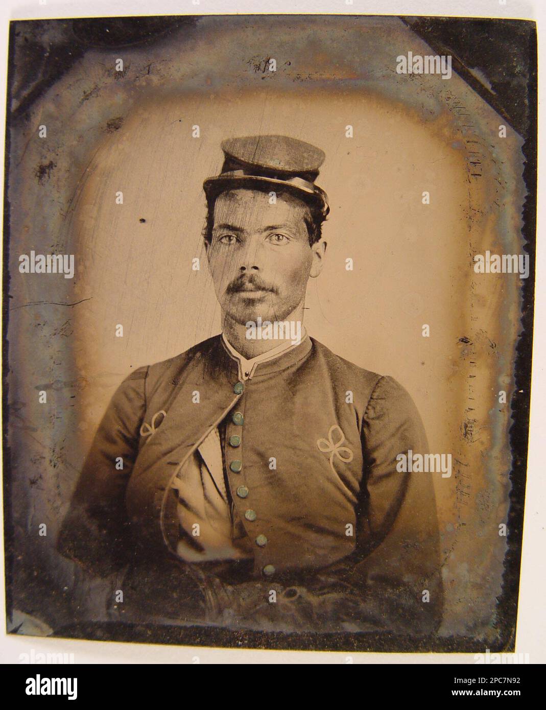 Unbekannter afroamerikanischer Soldat in Union Zouave Uniform. Liljenquist Family Sammlung von Bürgerkriegsfotografien , ausgestellt mit: "The Last Full Measure : Civil war Photographs from the Liljenquist Family Collection" in der Library of Congress, Washington, D.C., 2011, pp/liljunion. Usa, Armee, Menschen, 1860-1870, Afroamerikaner, Militärdienst, 1860-1870, Soldaten, Union, 1860-1870, Militäruniformen, Union, 1860-1870, Zouaves, 1860-1870, USA, Geschichte, Bürgerkrieg, 1861-1865, Militärpersonal, Gewerkschaft. Stockfoto