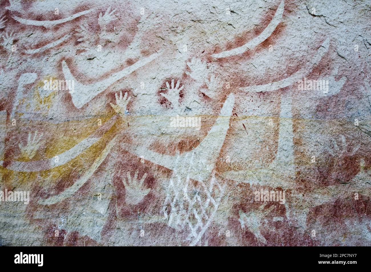 Felskunst der Aborigines, Schablonenkunst, ca. 2000 Jahre alt, mit Abbildungen von Händen und Bumerangs, Kunstgalerie, Carnarvon Gorge, Carnarvon N. P. Stockfoto