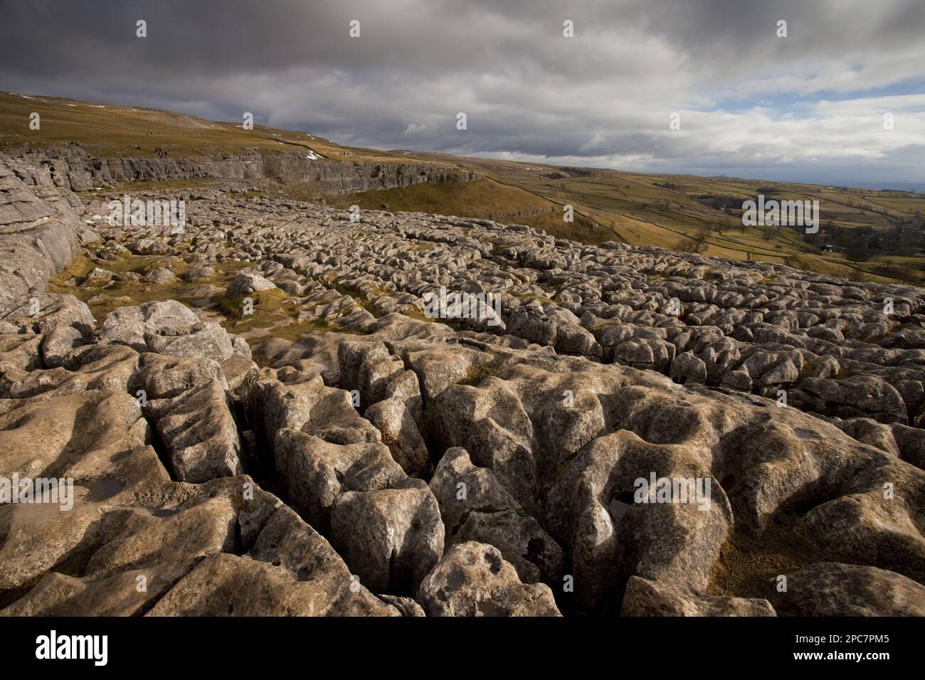 Blick auf Kalksteinpflaster in Berglandschaft, über Malham Cove, Malham, Yorkshire Dales N. P. North Yorkshire, England, Winter Stockfoto