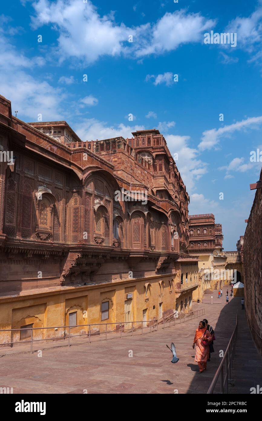 Jodhpur, Rajasthan, Indien - 19. Oktober 2019 : Jharokha, Steinfenster, das von der Wand eines Gebäudes in einer oberen Etage projiziert wird. Stockfoto