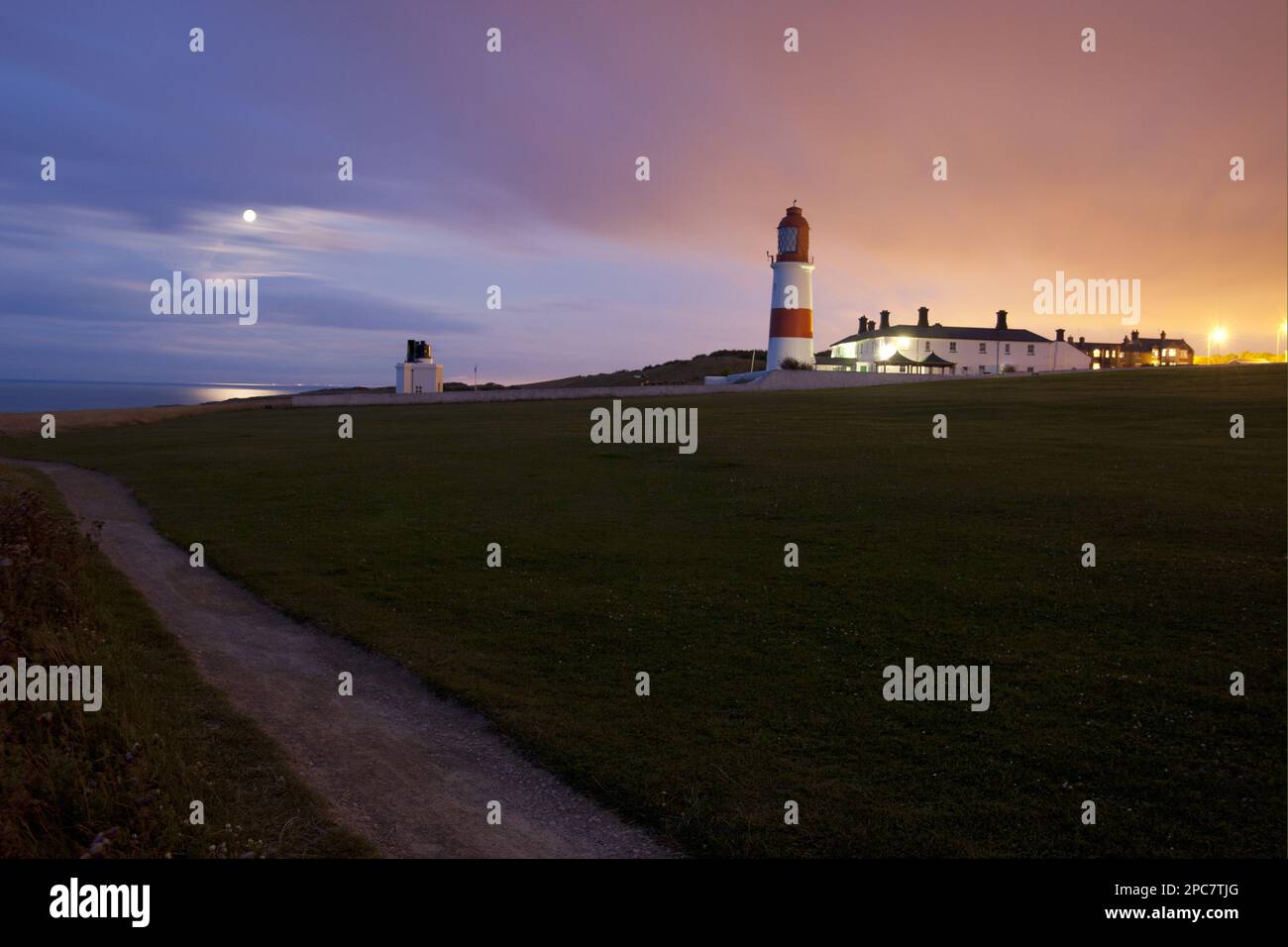 Blick auf die Küste und den Leuchtturm bei Sonnenuntergang, Souter Lighthouse, Marsden Bay, South Shields, County Durham, England, Vereinigtes Königreich Stockfoto