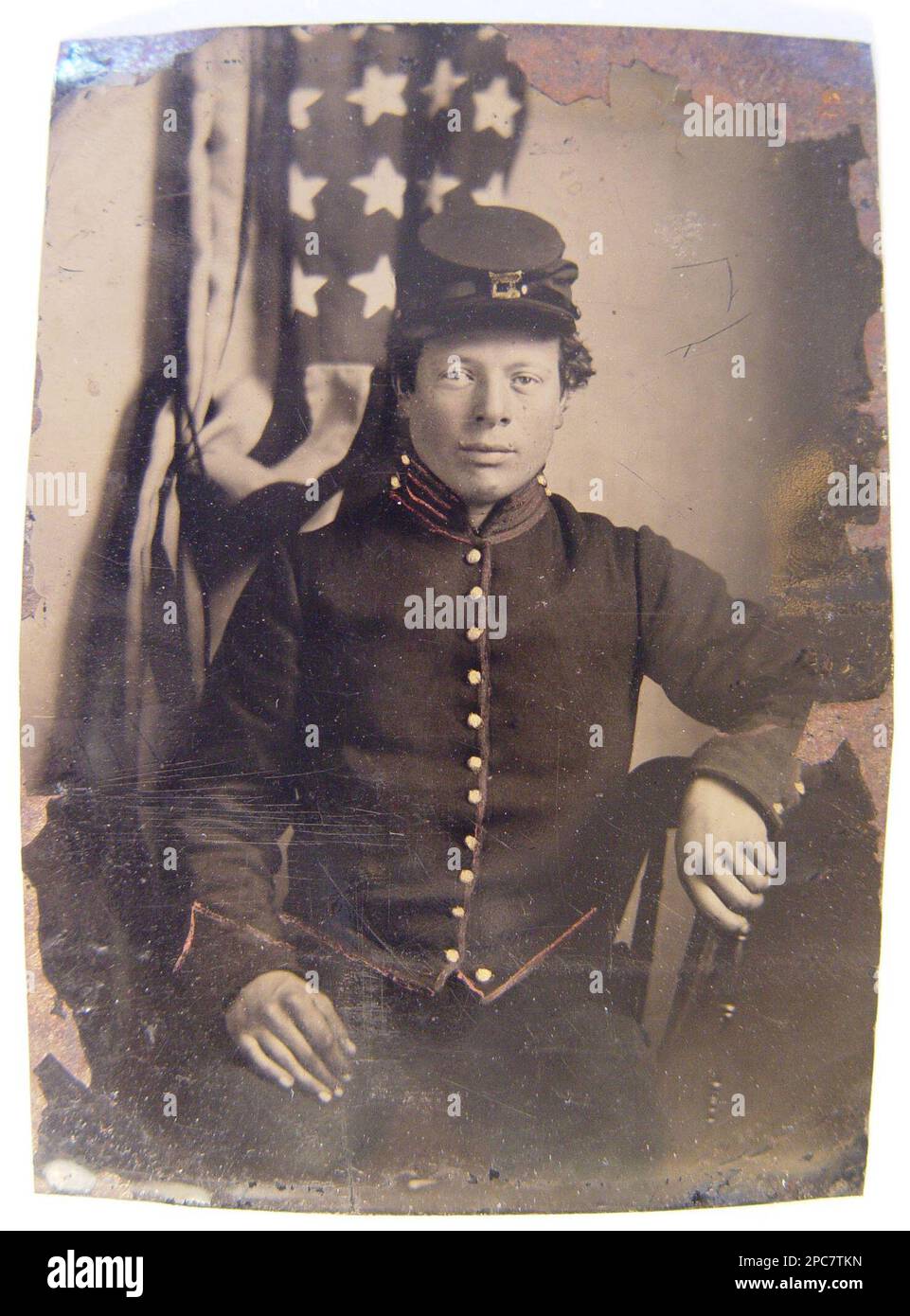 Unidentifizierter Soldat in Artillerieuniform der Union, der vor der amerikanischen Flagge sitzt. Liljenquist Family Sammlung von Bürgerkriegsfotografien , ausgestellt mit: "The Last Full Measure : Civil war Photographs from the Liljenquist Family Collection" in der Library of Congress, Washington, D.C., 2011, pp/liljunion. Usa, Armee, Volk, 1860-1870, Soldaten, Union, 1860-1870, Militäruniformen, Union, 1860-1870, Flaggen, Amerikanisch, 1860-1870, Usa, Geschichte, Bürgerkrieg, 1861-1865, Militärpersonal, Union. Stockfoto