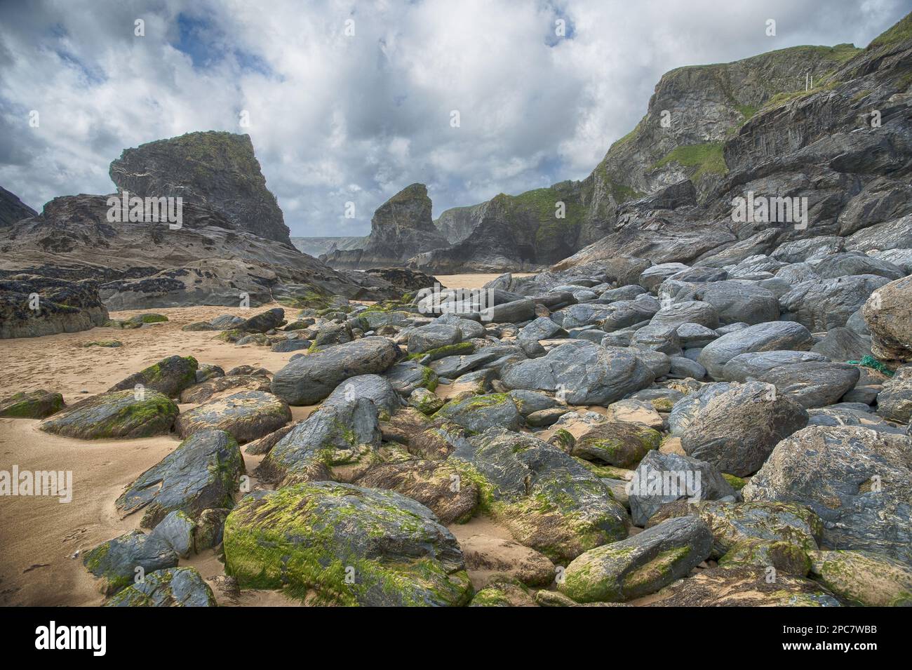 Blick auf den Strand mit Schieferklippen, Bedruthan Treppe, Bedruthan, Cornwall, England, Vereinigtes Königreich Stockfoto