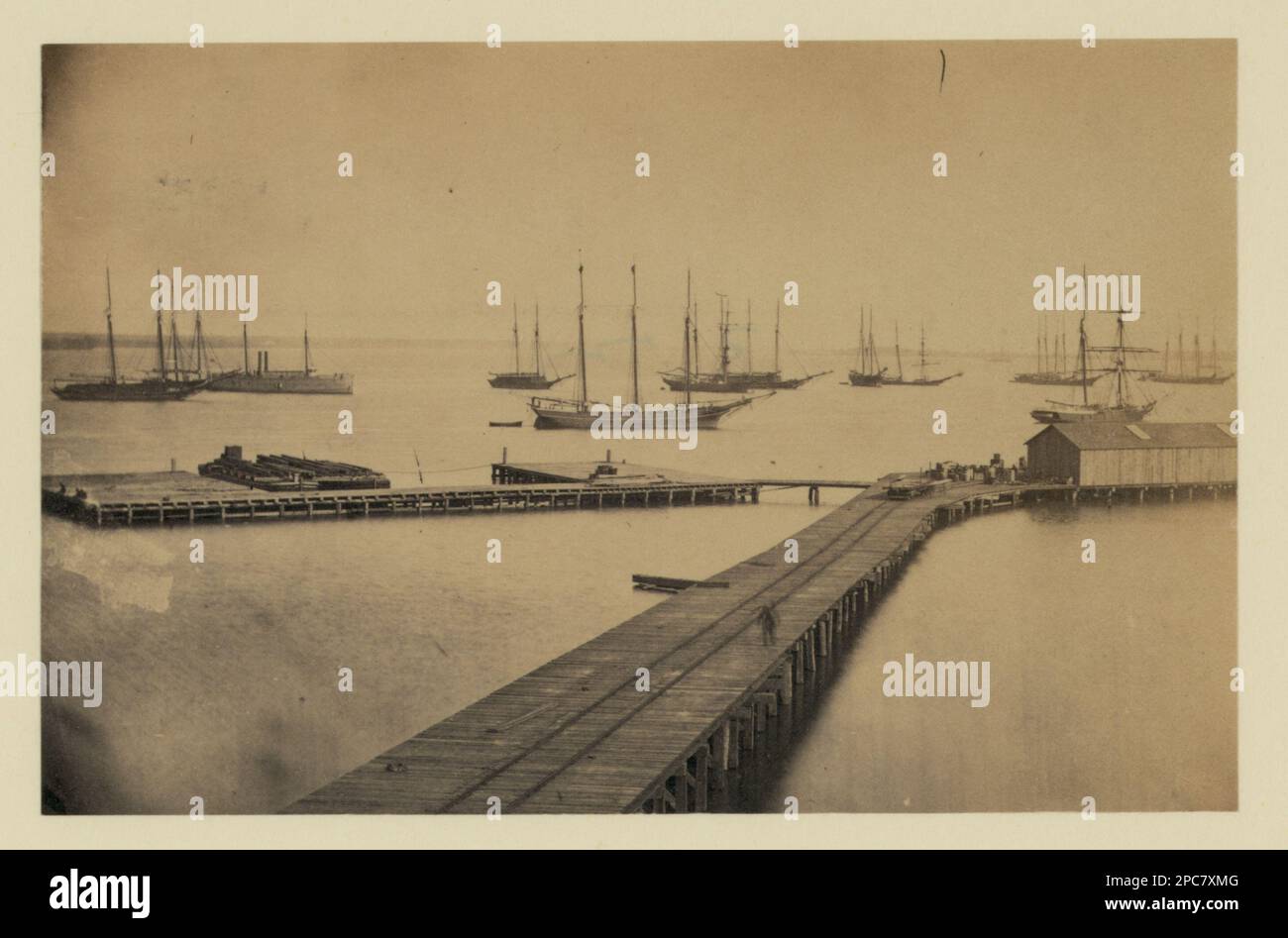 Magazine Wharf, City Point; Januar 1865. Titel aus veröffentlichter Quelle, Veröffentlicht in: Russell's Civil war Photographs : 116 historische Drucke / von Andrew J. Russell ; mit einem Vorwort von Joe Buberger und Matthew Isenberg. New York : Dover Publications, c1982, No 36. Piers & Wharves, Virginia, 1860-1870, City Point (Hopewell, Virginia), 1860-1870, Usa, Geschichte, Bürgerkrieg, 1861-1865, Transport. Stockfoto