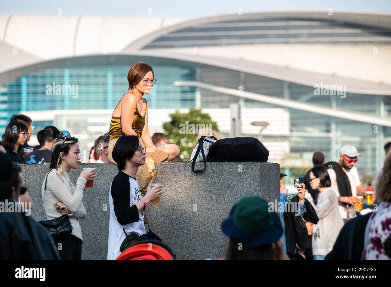 Hongkong, China. 05. März 2023. Das Publikum sieht zu, wie die nächste Band auf der Clockenflap die Bühne betritt. Nach einer vierjährigen Pause aufgrund der Proteste in Hongkong und der COVID-19-Pandemie kehrte Clockenflap vom 3. Bis 5. März 2023 mit einem ausverkauften Festival zurück. Als größte Open-Air-Musikveranstaltung Hongkongs war Clockenflap mit vielen lokalen und internationalen Bands vertreten und war eines der ersten Ereignisse, das stattfand, nachdem die Regierung Hongkongs die meisten Regeln zur sozialen Distanzierung aufgehoben hatte. Kredit: SOPA Images Limited/Alamy Live News Stockfoto