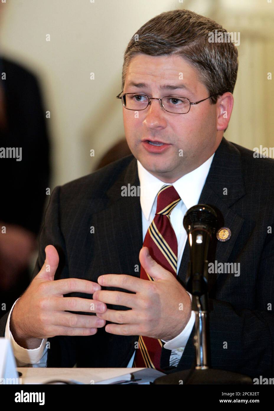 **ADVANCE FOR DEC. 9-10**FILE**Rep. Patrick McHenry, R-NC, speaks during an immigration hearing in Gastonia, N.C., Friday Aug. 25, 2006. The 31-year-old McHenry represents a safe GOP district and is ready to become a leading voice of attack against the new Democratic leadership. (AP Photo/Chuck Burton) Stockfoto