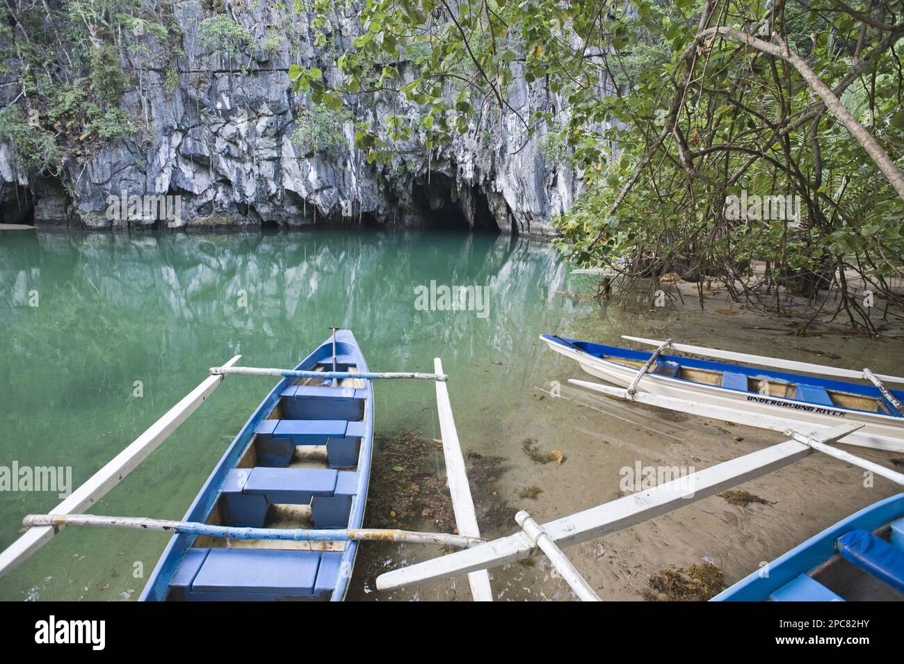 Touristenboote vor dem Höhleneingang des unterirdischen Flusses, Puerto Princesa unterirdischer Fluss N. P. Bergkette Saint Paul, Palawan Stockfoto