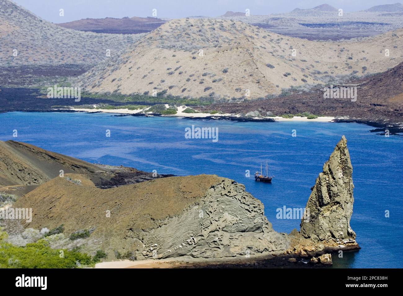 Zerkleinerte Felsen auf Bartolome Island, Galapagos, Blick auf Santiago Island Stockfoto
