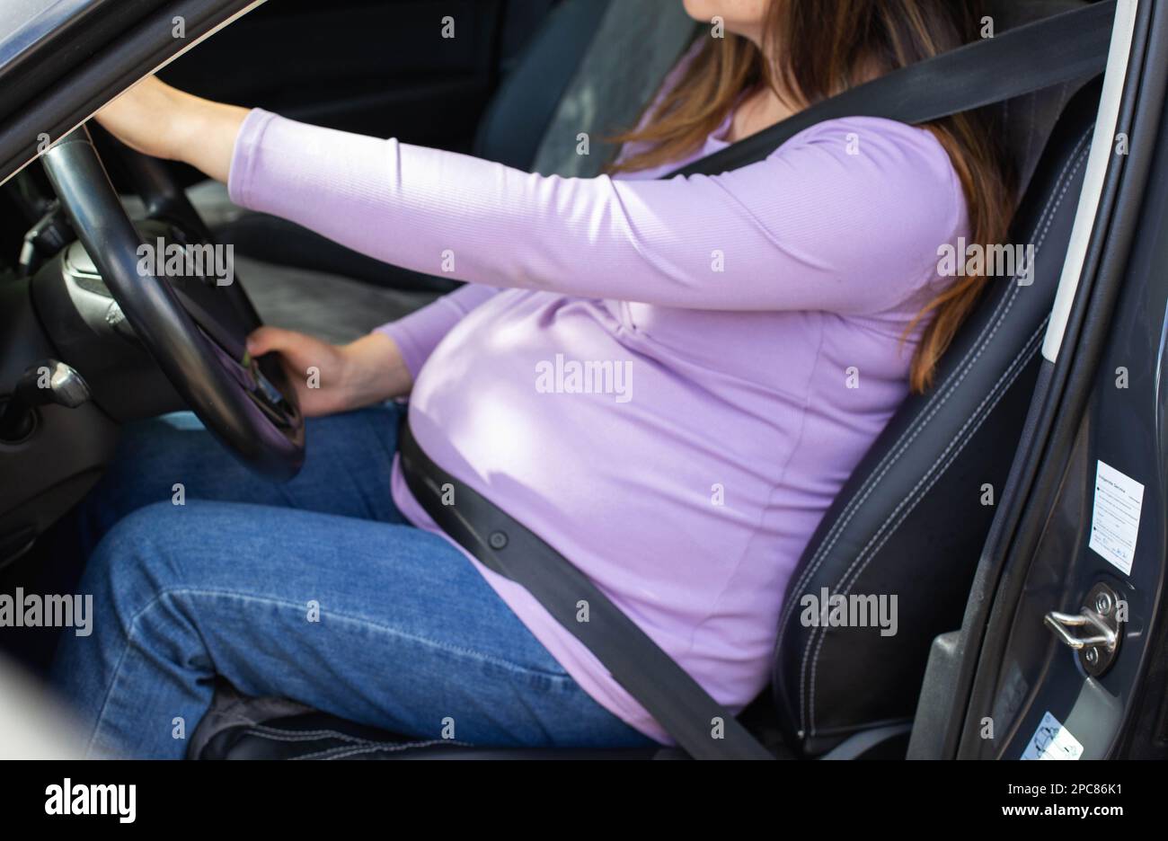 Pregnant woman a car -Fotos und -Bildmaterial in hoher Auflösung