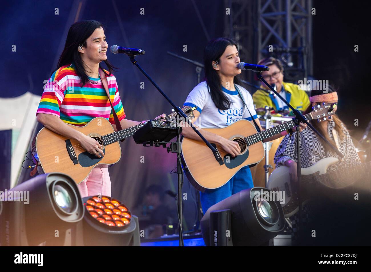 Ben&Ben, eine Band aus den Philippinen, spielt auf der Hauptbühne des Clockenflap Festivals 2023, umgeben von Hongkongs ikonischer Skyline. Nach einer vierjährigen Pause aufgrund der Proteste in Hongkong und der COVID-19-Pandemie kehrte Clockenflap vom 3. Bis 5. März 2023 mit einem ausverkauften Festival zurück. Als größte Open-Air-Musikveranstaltung Hongkongs war Clockenflap mit vielen lokalen und internationalen Bands vertreten und war eines der ersten Ereignisse, das stattfand, nachdem die Regierung Hongkongs die meisten Regeln zur sozialen Distanzierung aufgehoben hatte. (Foto: Ben Marans/SOPA Images/Sipa USA) Stockfoto