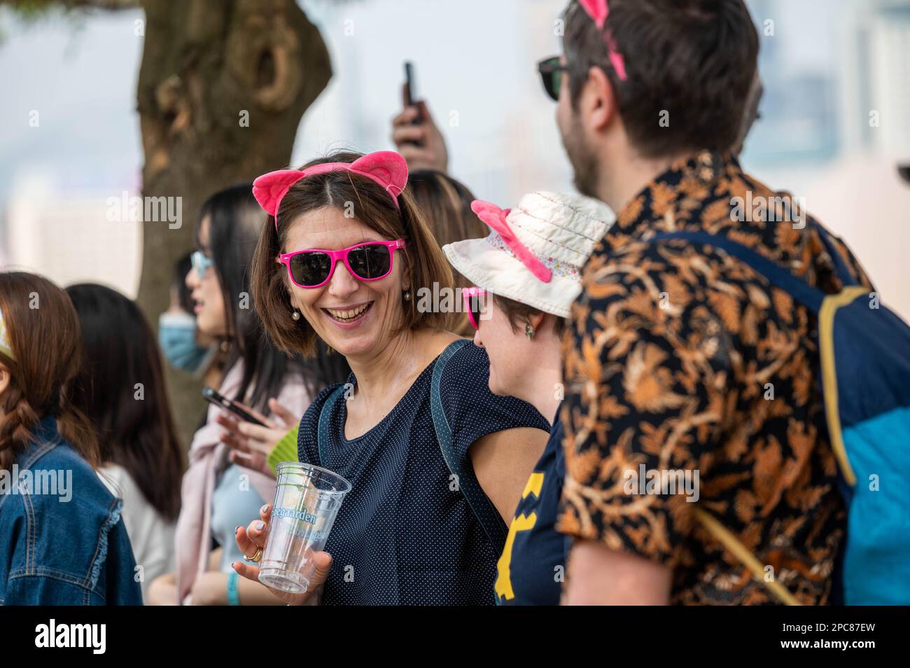 Festivalbesucher legen ihre Kopfbedeckungen an und genießen die Musik beim Clockenflap Festival. Nach einer vierjährigen Pause aufgrund der Proteste in Hongkong und der COVID-19-Pandemie kehrte Clockenflap vom 3. Bis 5. März 2023 mit einem ausverkauften Festival zurück. Als größte Open-Air-Musikveranstaltung Hongkongs war Clockenflap mit vielen lokalen und internationalen Bands vertreten und war eines der ersten Ereignisse, das stattfand, nachdem die Regierung Hongkongs die meisten Regeln zur sozialen Distanzierung aufgehoben hatte. (Foto: Ben Marans / SOPA Images/Sipa USA) Stockfoto