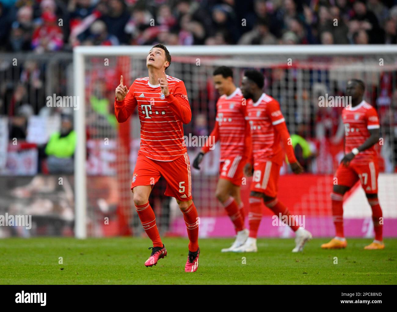 Goal Celebration Benjamin Pavard FC Bayern München FCB (05) Sadio Mané Bayern FC München FCB (17) Alphonso Davies FC Bayern München FCB (19) Jamal Mus Stockfoto