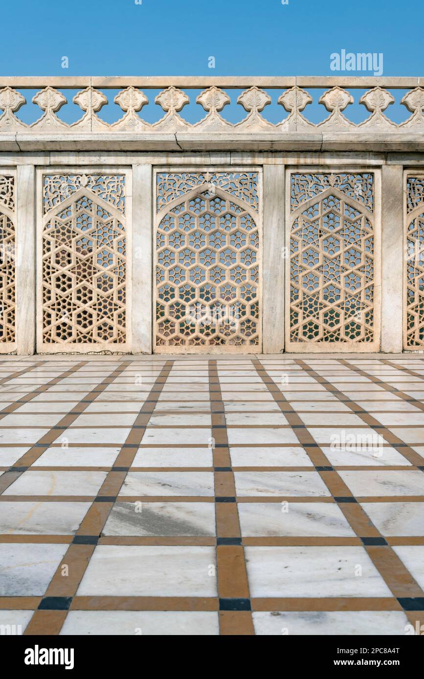 Marmorboden und kunstvoller Zaun, Sheesh Mahal Palace, Agra Fort, Indien Stockfoto