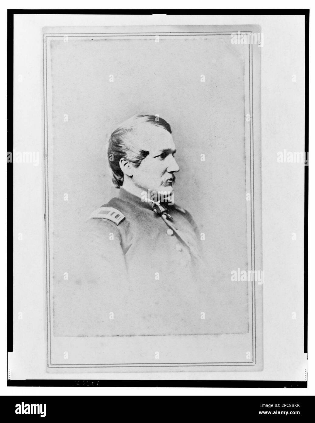 Unidentifizierter Gewerkschaftsoffizier, Kopf-und-Schulter-Porträt, nach rechts gerichtet / fotografiert von Brigham Bishop, Fotograf, Army of the Cumberland. Titel erfunden von Library Staff, in: Adolph Metzner Fotoalbum ., no 61, Farb-Laserkopie als Ersatz, mit Vorder- und Rückseite des Fotos, abgelegt mit Suchhilfen für LOS 8751 im P&P Reading Room. USA, Geschichte, Bürgerkrieg, 1861-1865, Militäroffiziere, Gewerkschaft. Stockfoto