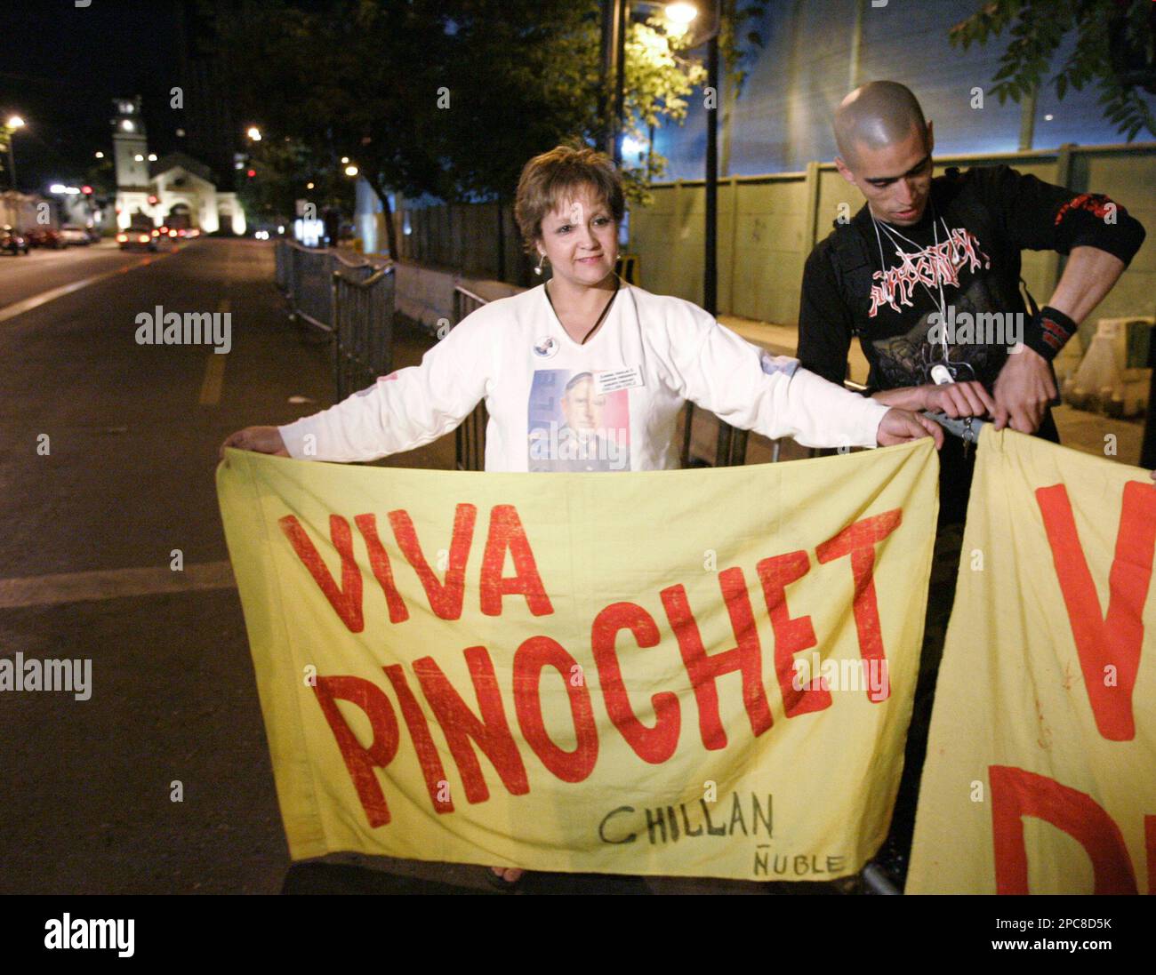 Supporters of former dictator Augusto Pinochet during a watch outside of Santiao Military Hospital in Santiago, Chile, Tuesday, Dec. 5, 2006. Pinochet was fighting for his life in an hospital Sunday after suffering a heart attack. The sign read " Pinochet lives." (AP Photo/Santiago Llanquin) Stockfoto
