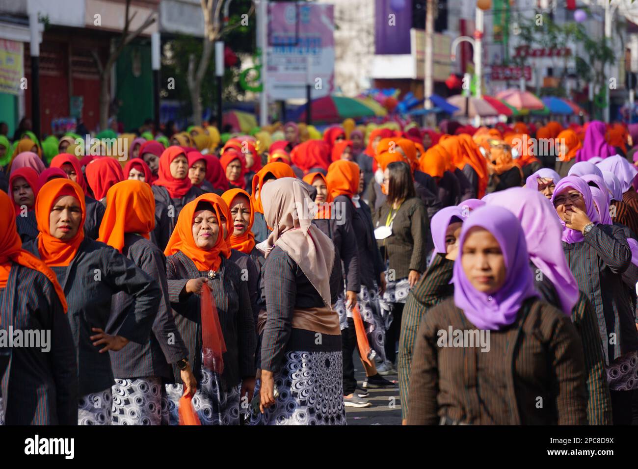 Die Indonesier machen einen traditionellen Flash-Mob-Tanz, um den nationalen Schultag zu feiern Stockfoto