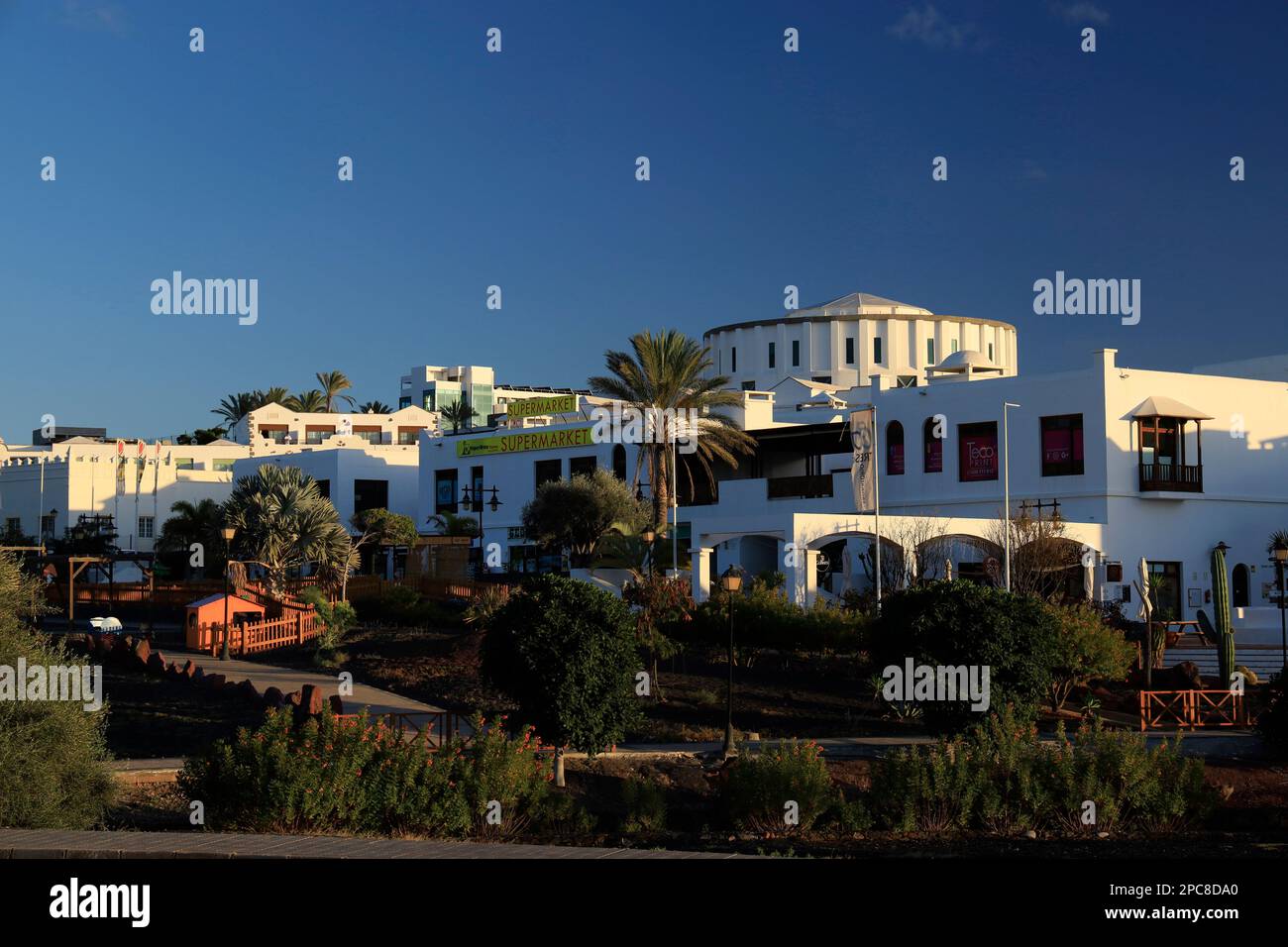 El Pueblo-Einkaufszentrum, Las Coloradas, Playa Blanca, Lanzarote, Kanarische Inseln, Spanien. Stockfoto