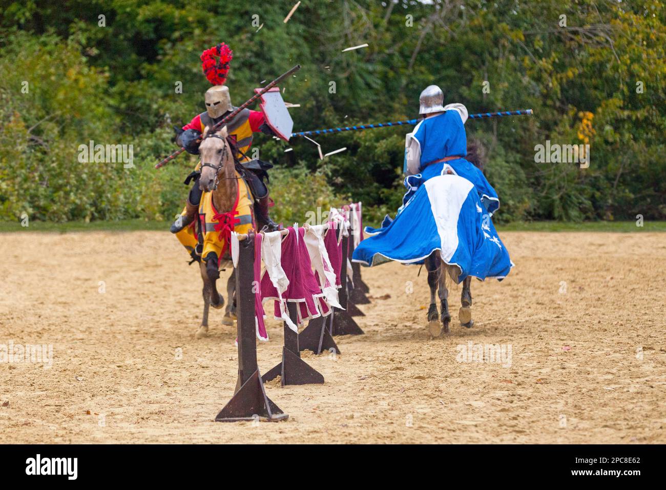 Luzarches, Frankreich - Oktober 13 2019: Zwei Männer, die als Ritter gekleidet sind und auf ihren Pferden während des jährlichen „Médiévales“-Festivals tanzten. Im Herbst, in vielen Metern Stockfoto