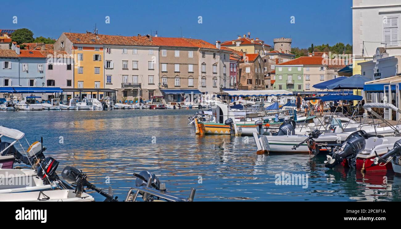 Blick über die Stadt Cres auf der Insel Cherso und Vergnügungsboote in der Blue Flag Status Marina in der Kvarner Bay, Primorje-Gorski Kotar, Kroatien Stockfoto