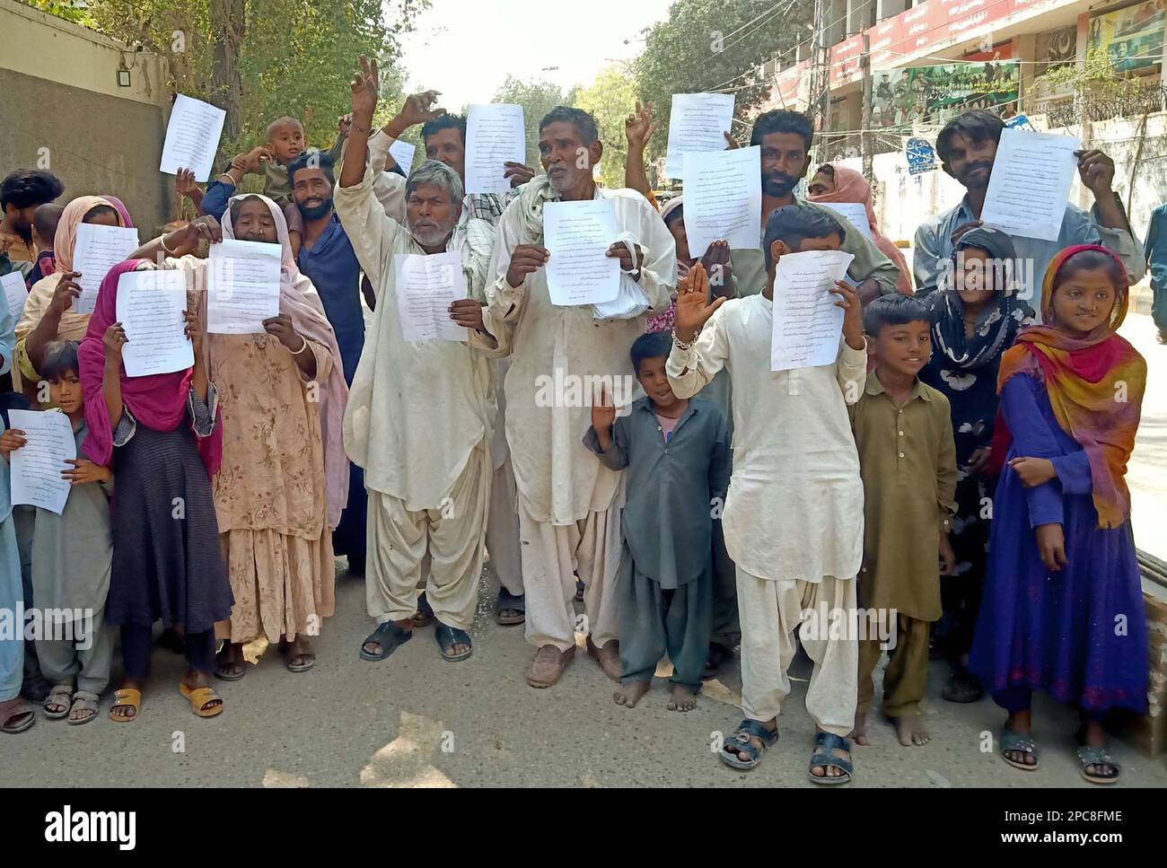 Die Bewohner der Site Area halten am Montag, den 13. März 2023, im Presseclub Hyderabad eine Protestdemonstration gegen die große Händigkeit von Zufluss-Menschen. Stockfoto