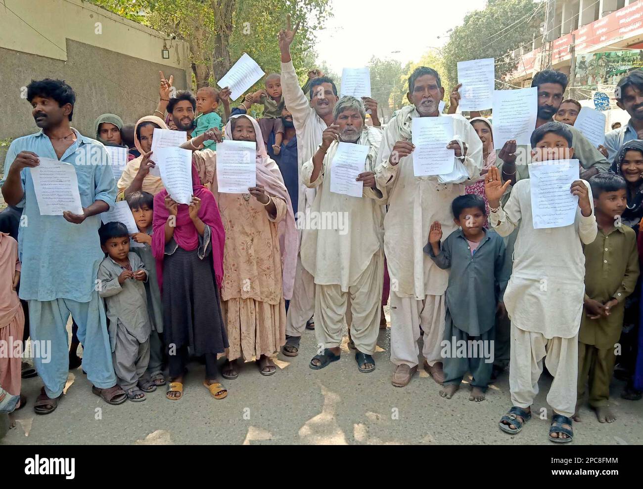 Die Bewohner der Site Area halten am Montag, den 13. März 2023, im Presseclub Hyderabad eine Protestdemonstration gegen die große Händigkeit von Zufluss-Menschen. Stockfoto